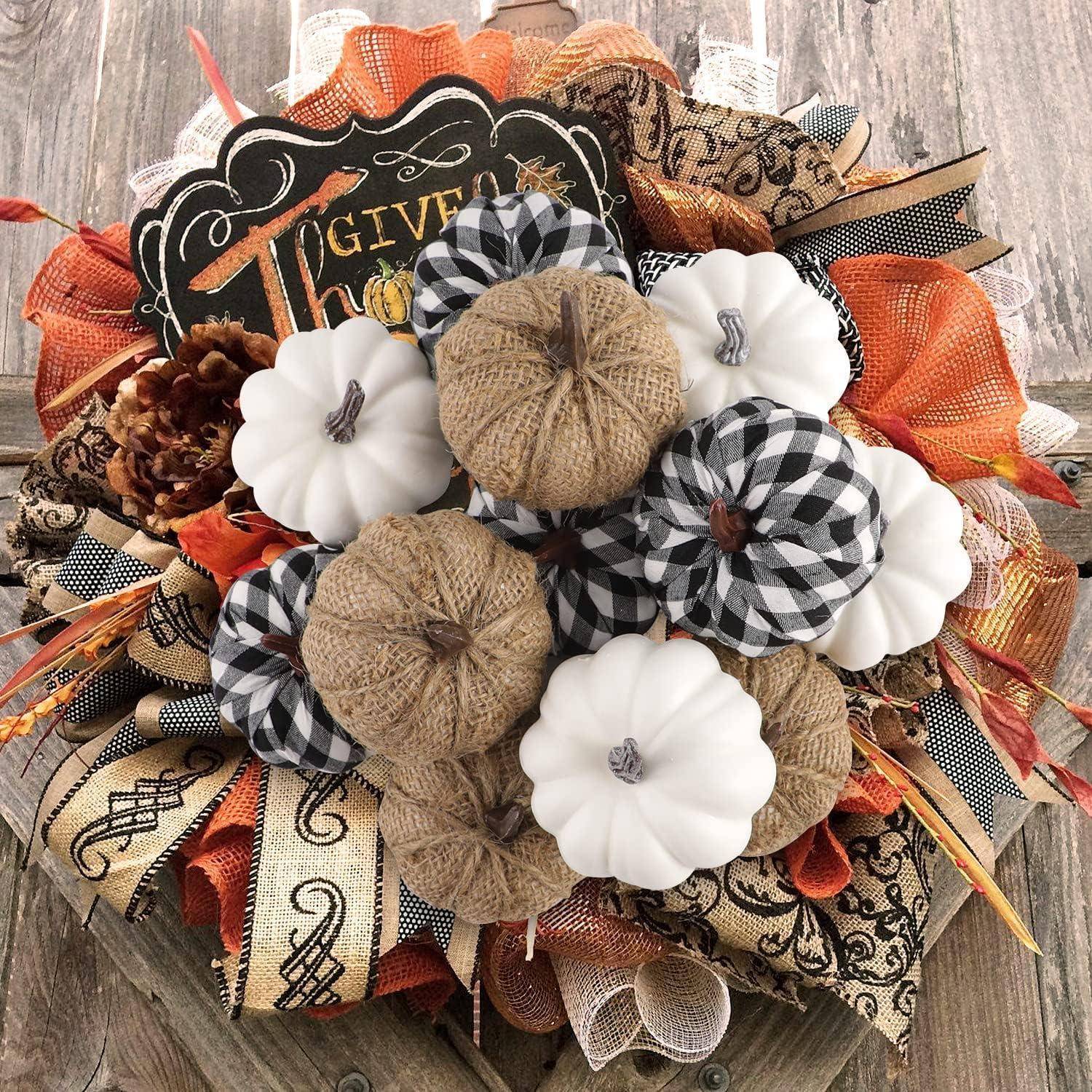 Ein festlicher Herbstkranz mit Jute und karierten Kürbissen, weißen Kürbissen, orangefarbenen Blumen und einem schwarzen Kreidetafel-Schild mit der Aufschrift „Geben