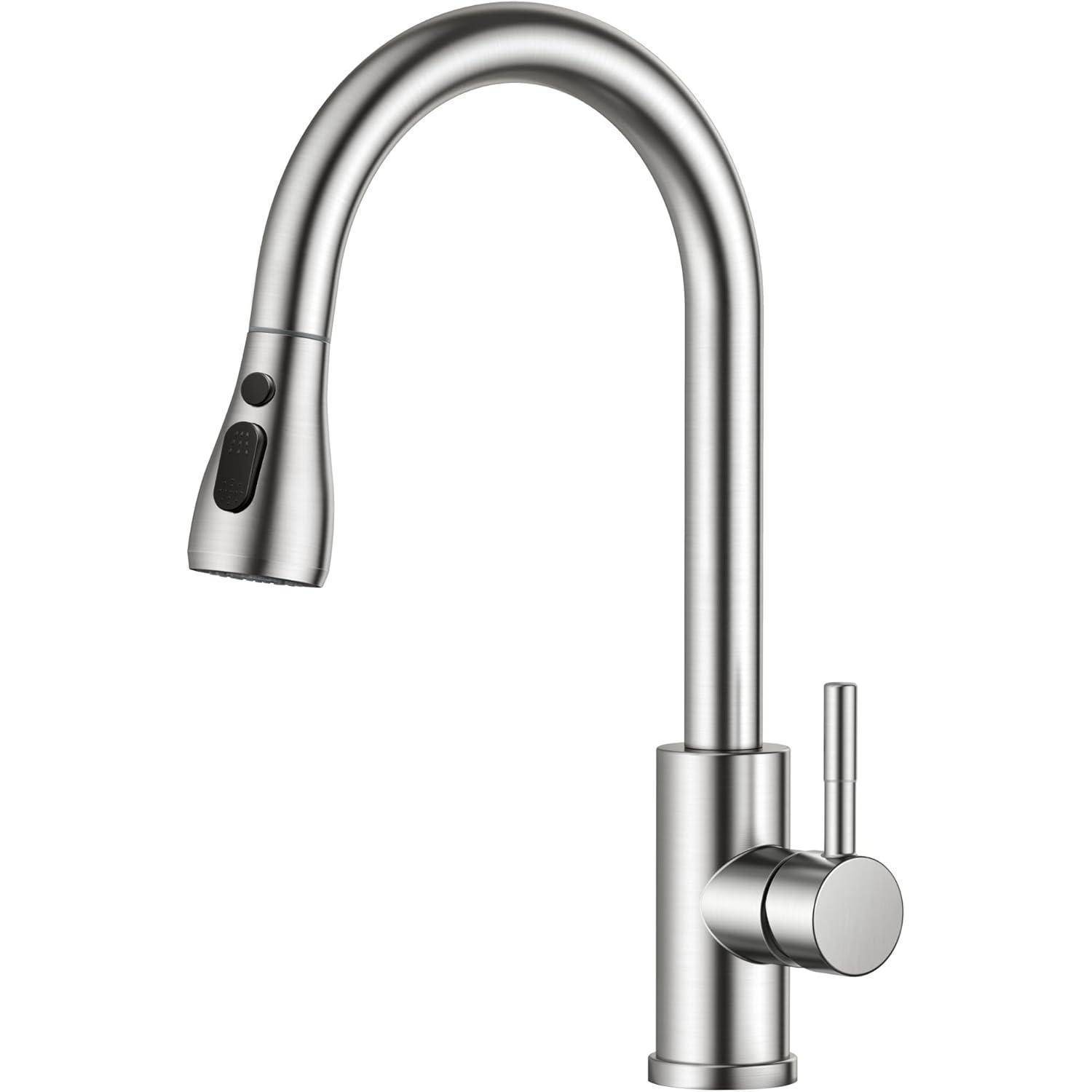 Ein moderner Küchenarmatur aus Edelstahl mit einem herausziehbaren Brausekopf und einem einzelnen Hebel auf der rechten Seite zur Steuerung des Wasserflusses.