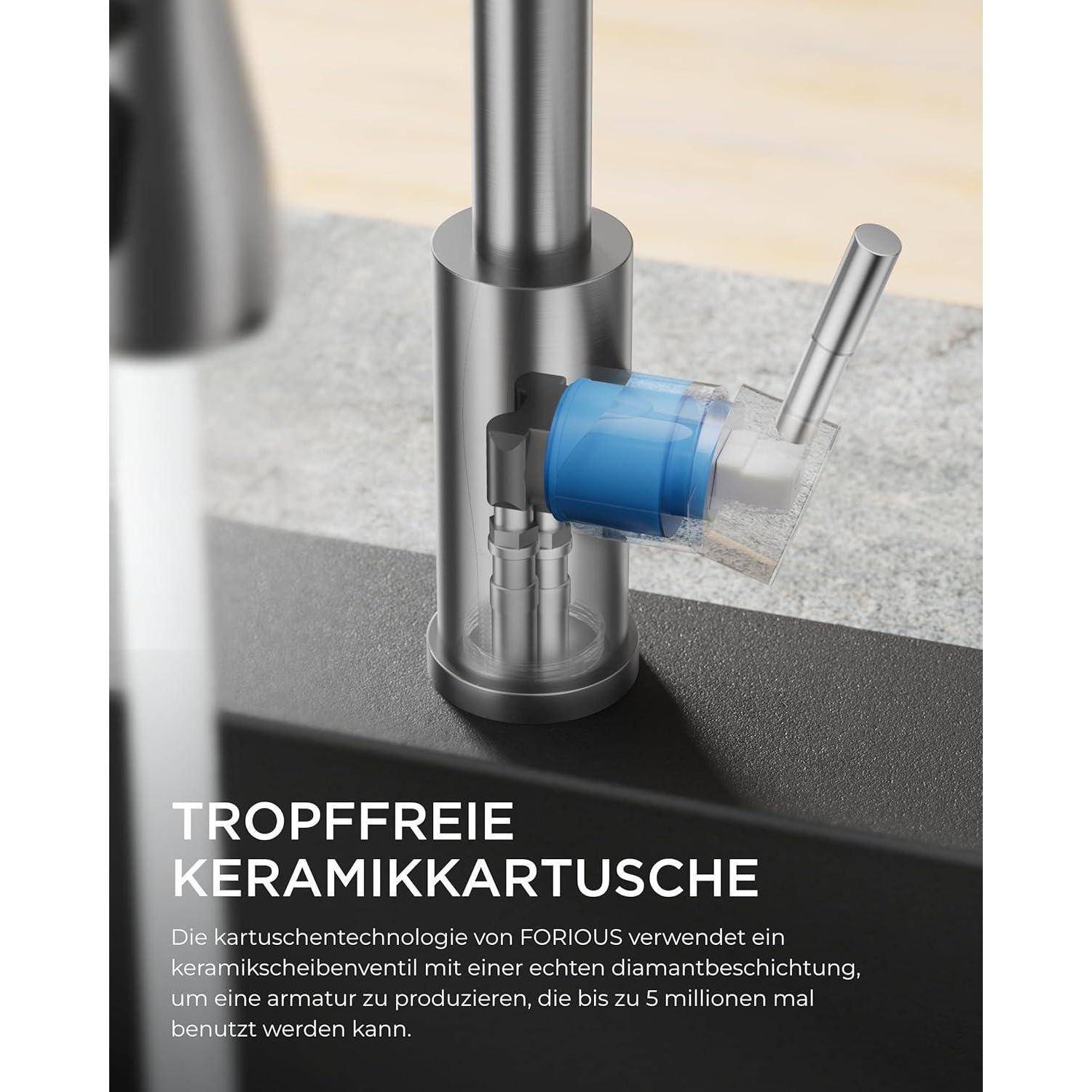 Nahaufnahme eines Wasserhahnarmaturen-Teils mit der Beschriftung ‚Tropffreie Keramikkartusche', das die tropffreie Keramikkartuschen-Technologie hervorhebt.