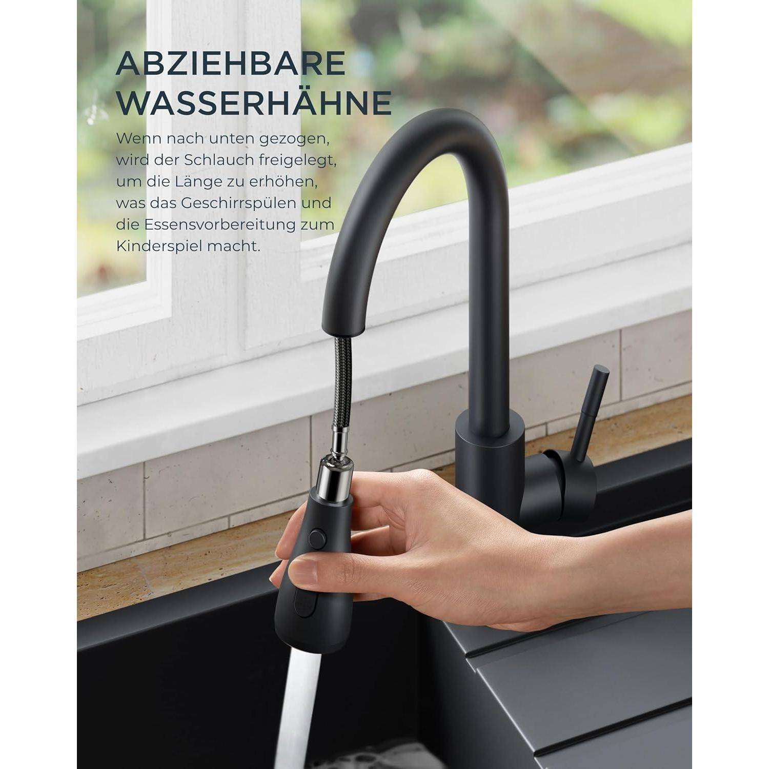 Eine Hand bedient einen schwarzen Auszieharmatur über einem Waschbecken, mit Text auf Deutsch über die verstellbare Schlaunchlänge für einfacheres Geschirrspülen.