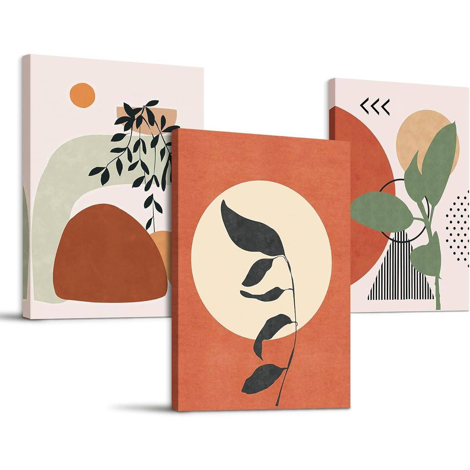 Abstrakte Wandkunst mit geometrischen Formen und Pflanzenmotiven, die erdige Töne aufweist; drei einzelne Leinwände in einer versetzten Anordnung präsentiert.