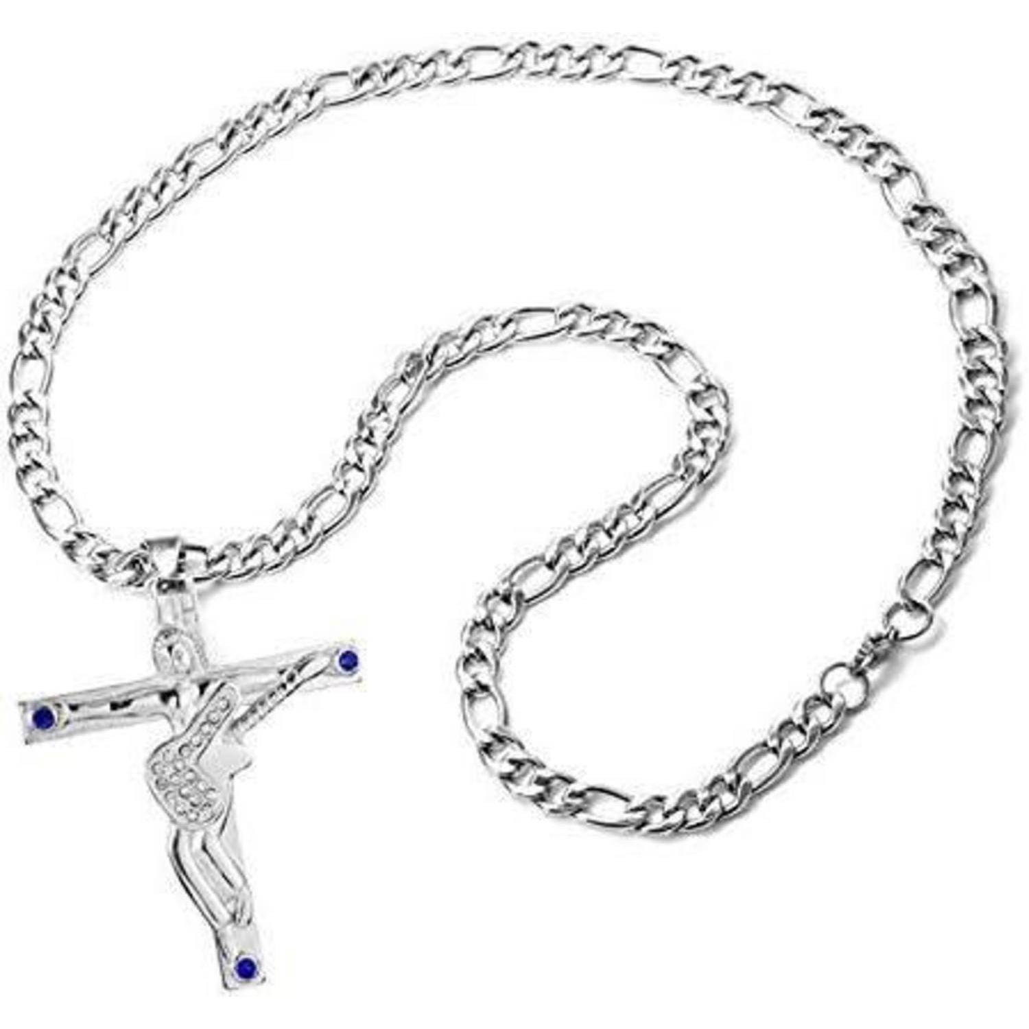 Eine silberne Halskette mit einem Kruzifix, das an jedem Ende des Kreuzes kleine blaue Edelsteine trägt. Die Kette ist schlicht und elegant.