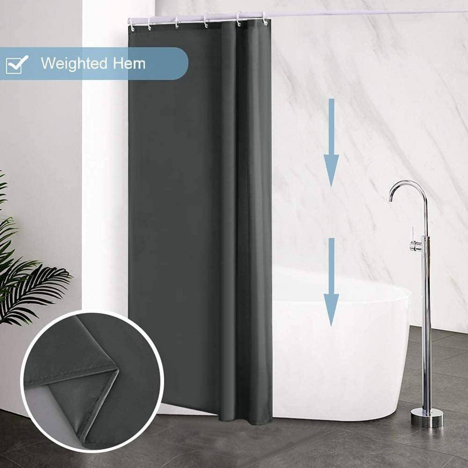 Ein graues Duschvorhang mit beschwertem Saum hängt neben einer Badewanne in einem modernen Badezimmer. Ein Ausschnitt zeigt die Details des Saumes.