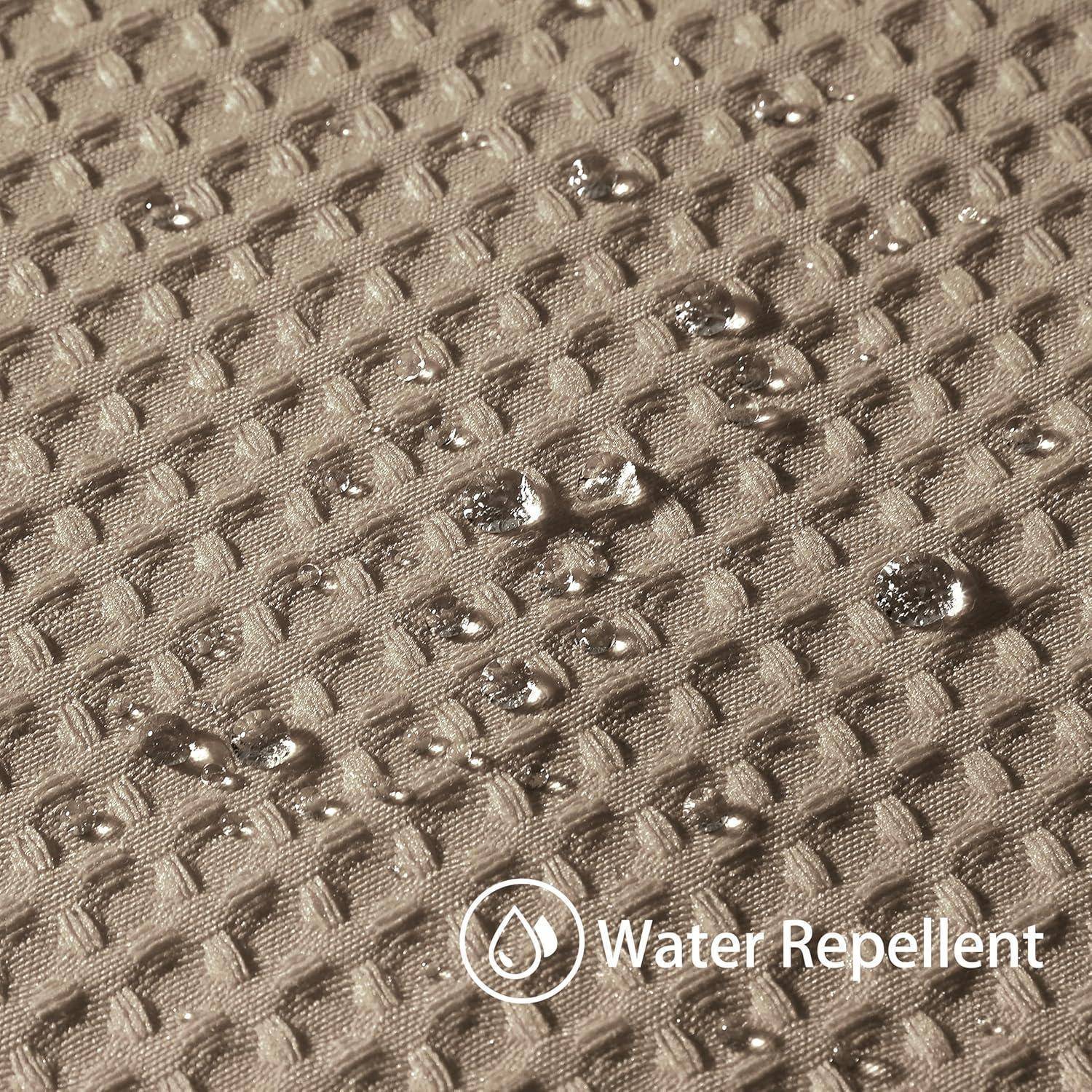 Wassertropfen perlen auf einer strukturierten Oberfläche mit der Beschriftung „Wasserabweisend