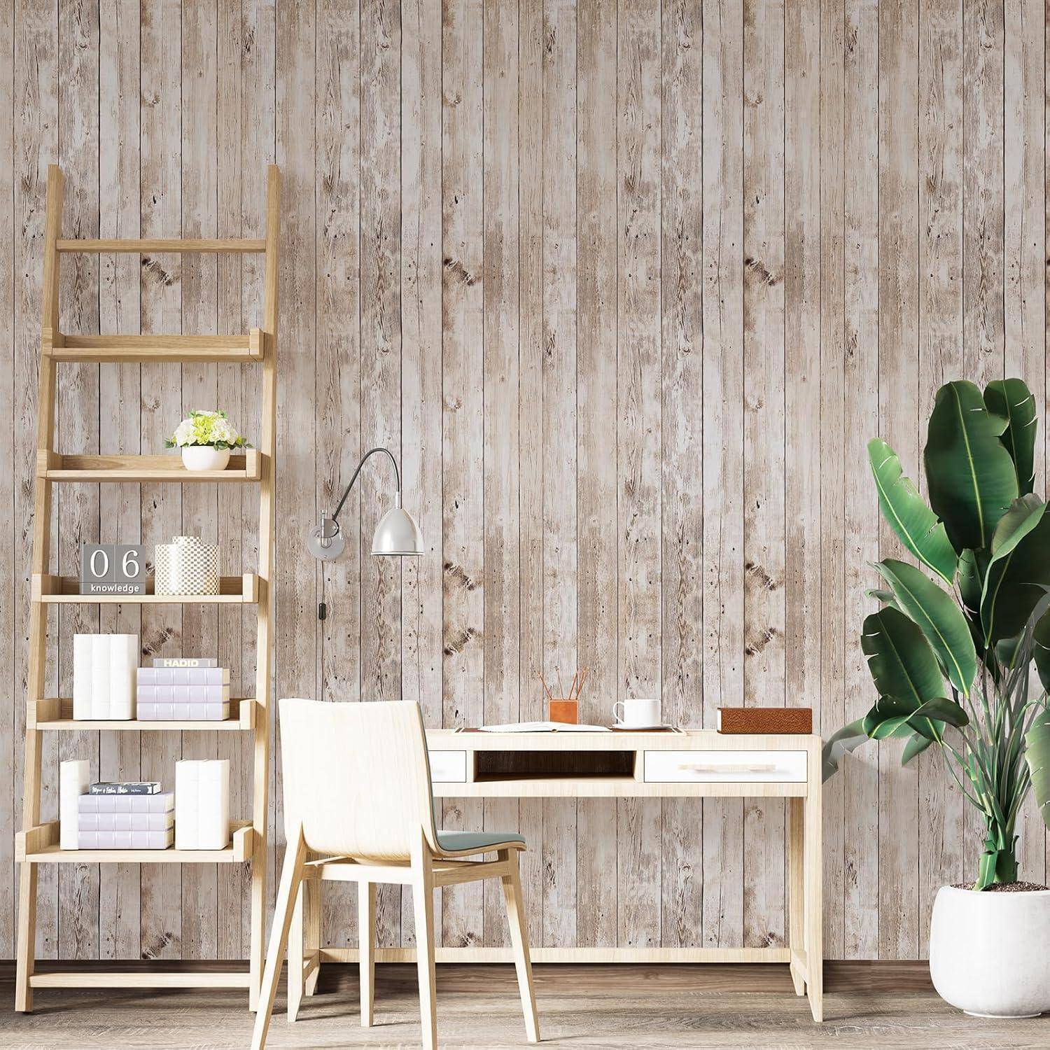 Ein rustikales Arbeitszimmer mit einem Holzschreibtisch, einem Stuhl, einem Regalregal mit Deko und einer Zimmerpflanze vor einer hellen Holzvertäfelung.