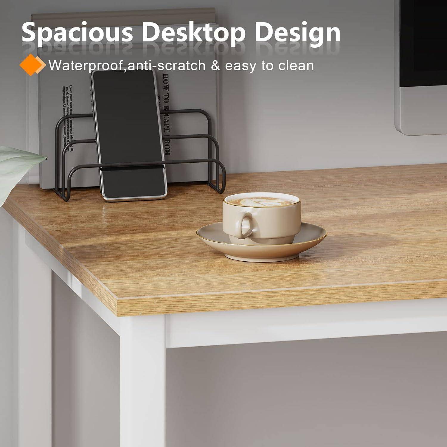 Schreibtischeckbereich mit einer Tasse, Organizer und Smartphone-Halterung auf Holzoberfläche. Text lautet 'Geräumiges Desktop-Design' und 'Wasserdicht, kratzfest & leicht zu reinigen.