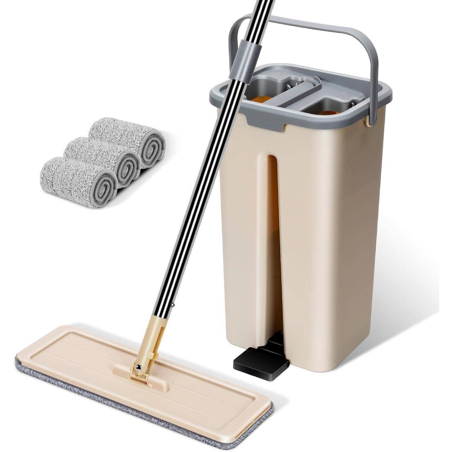 Ein beige Mopp mit einem flachen, rechteckigen Kopf und einem langen Stiel steht neben einem passenden Eimer mit Auswringvorrichtung. Drei zusätzliche Wischbezüge liegen in der Nähe.