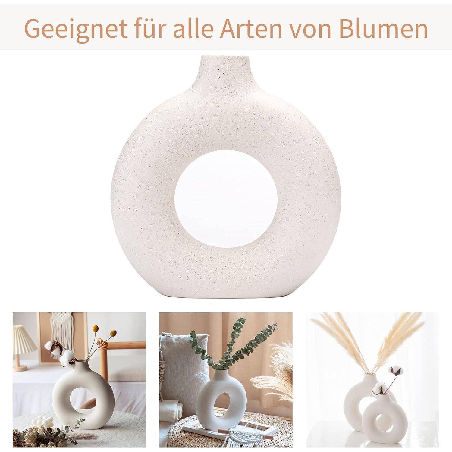 Eine runde, beige Vase mit einem großen zentralen Loch wird präsentiert. Darunter sind drei Bilder der Vase mit verschiedenen Blumen auf einem Tisch zu sehen.