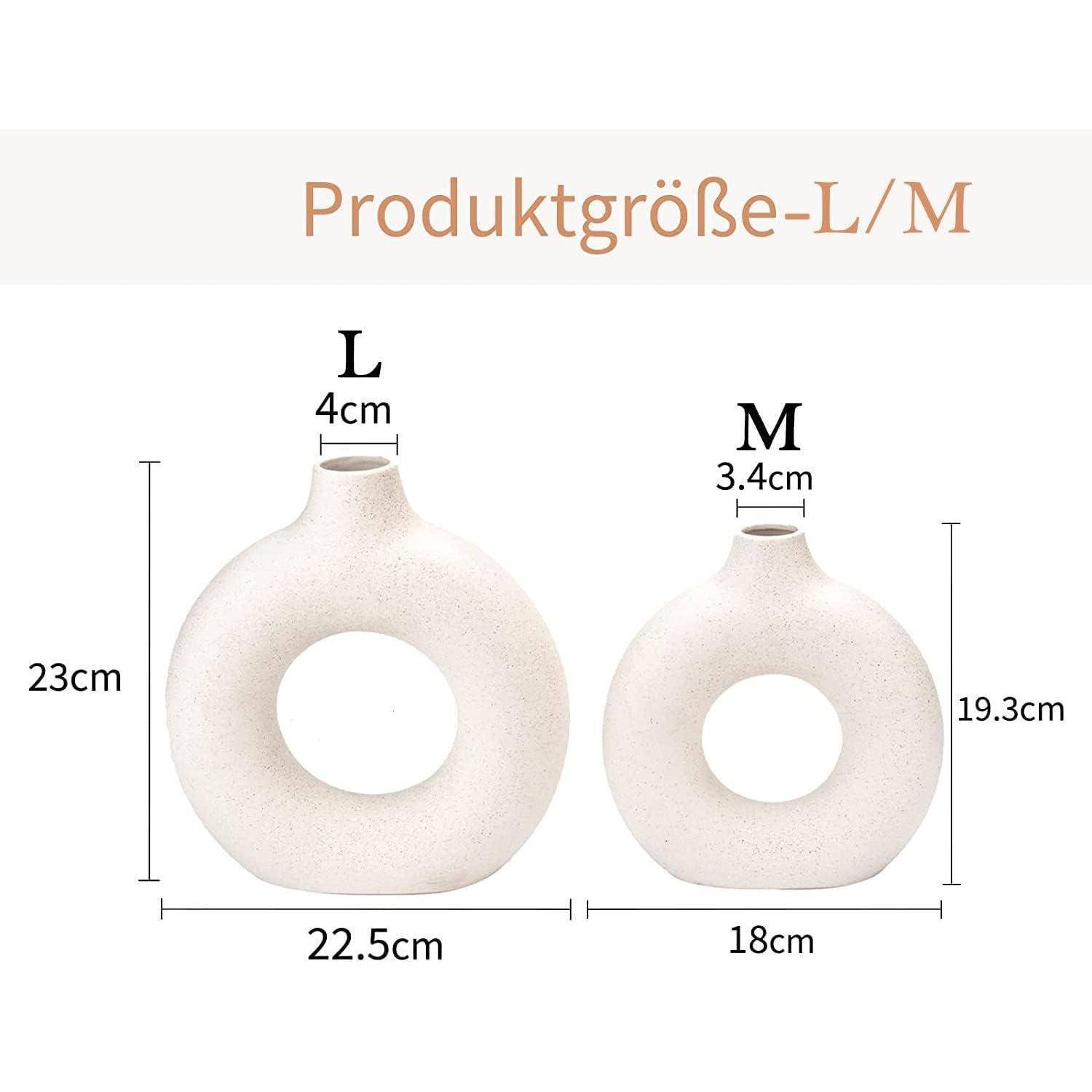 Produktgröße-L/M über zwei weißen, donutförmigen Vasen. Abmessungen: Linke Vase - 23 cm hoch, 22,5 cm breit. Rechte Vase - 19,3 cm hoch, 19 cm breit.