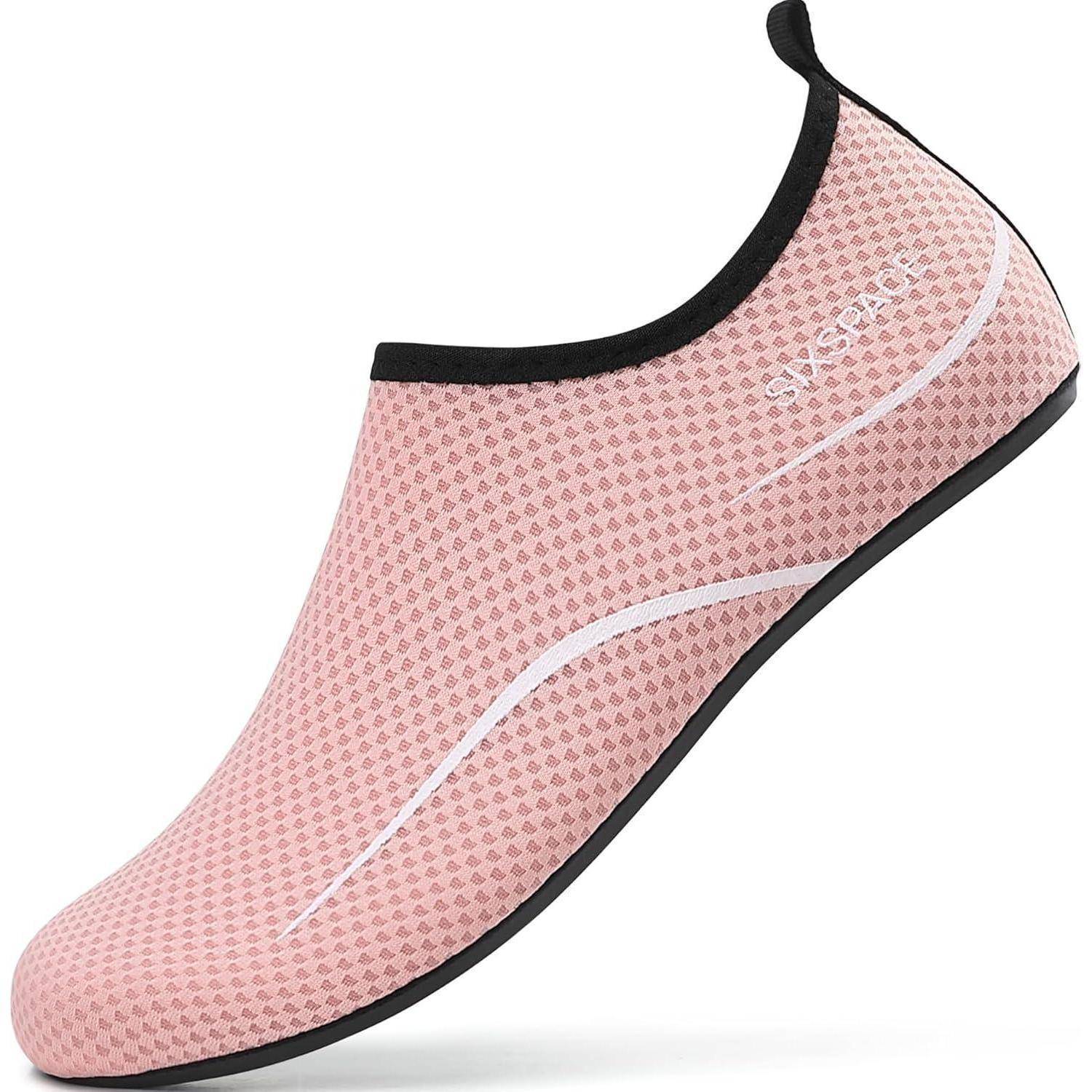 Ein rosa Wasserschuh zum Reinschlüpfen mit schwarzem Kragen und weißen Akzenten, der auf Komfort und Flexibilität ausgelegt ist.