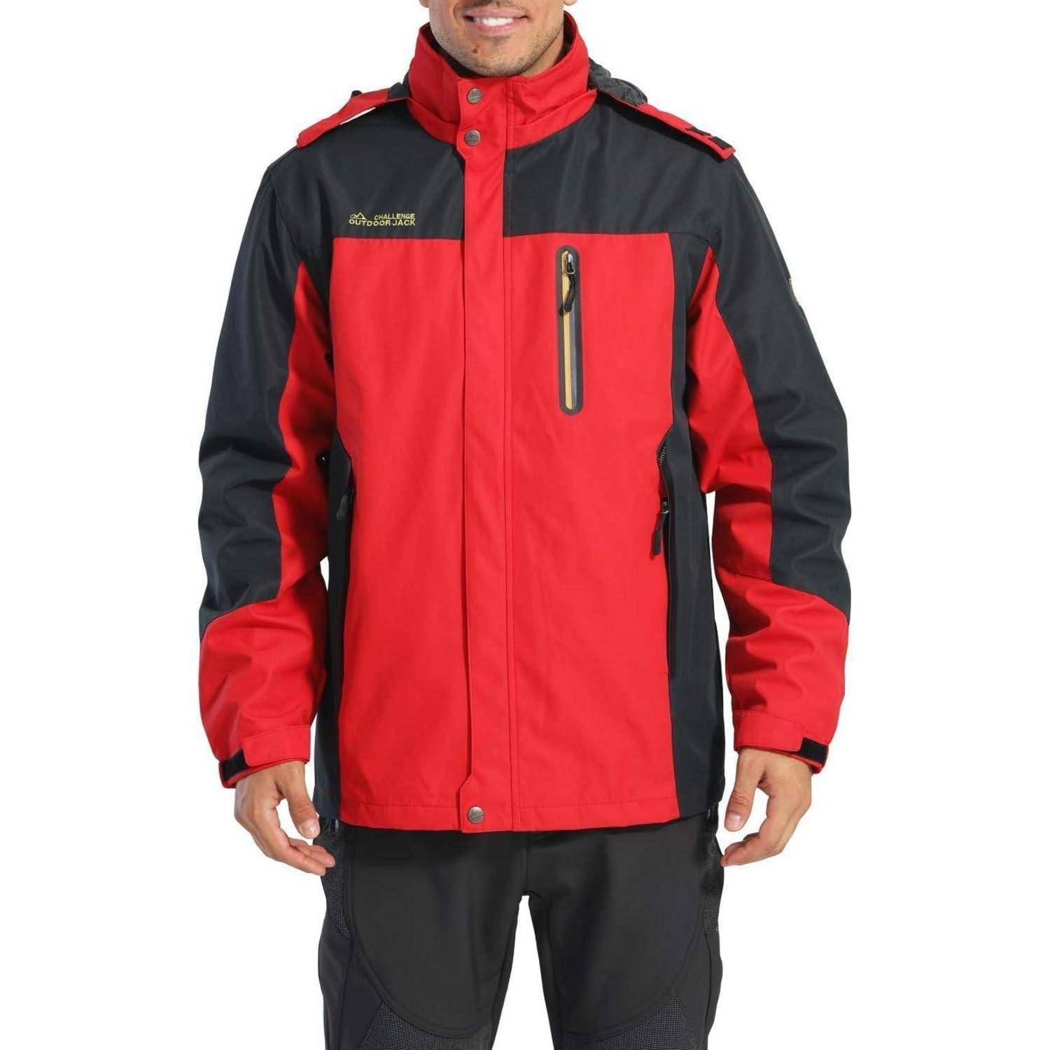 Eine Person, die eine rot-schwarze Winterjacke mit mehreren Taschen trägt, steht frontal vor einem weißen Hintergrund.