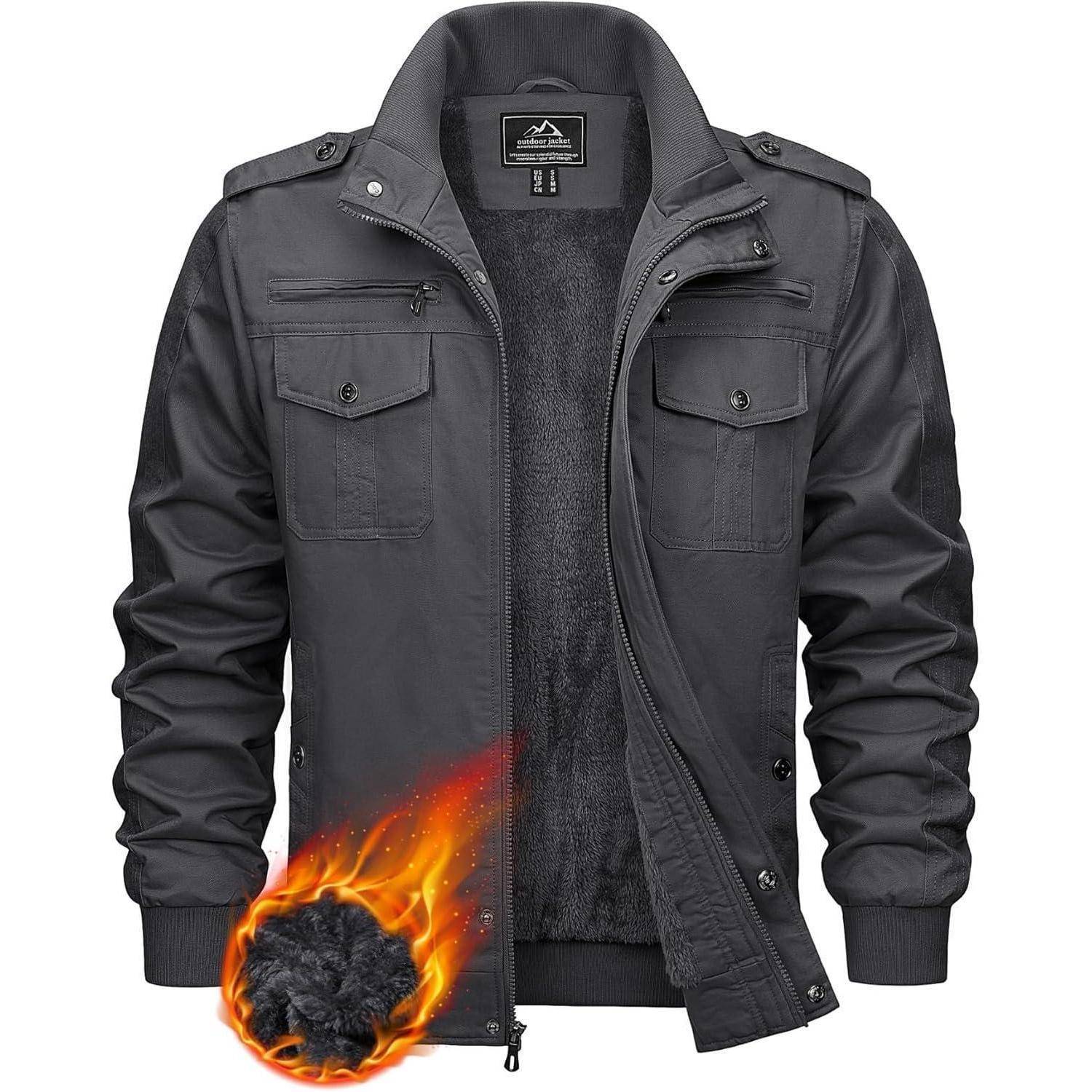 Eine schwarze, isolierte Jacke mit mehreren Taschen und einer Kapuze wird gezeigt, deren Wärme durch ein illustriertes Flammensymbol betont wird.