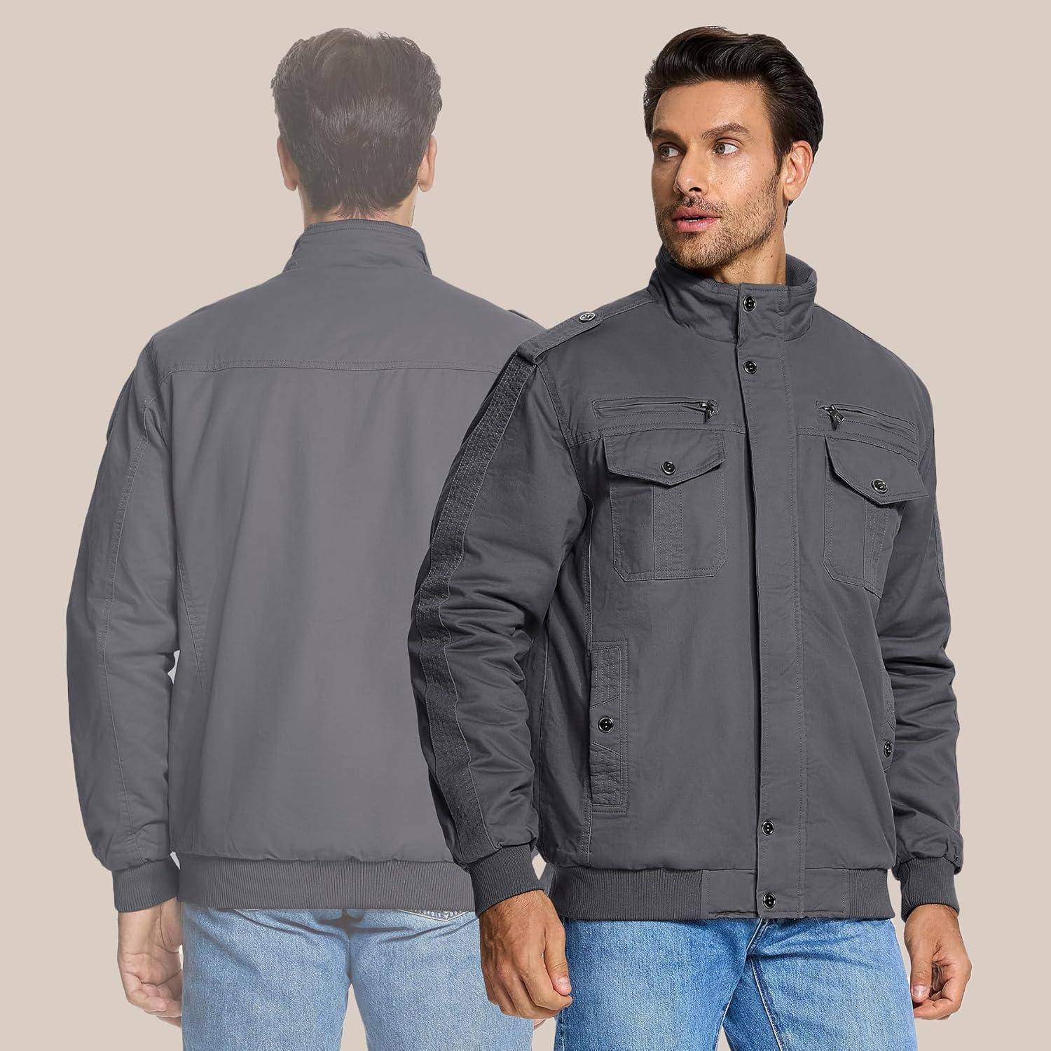 Ein Mann in einer dunkelgrauen Jacke mit Schulterepauletten und Vordertaschen wird von vorne und hinten gezeigt, wobei das Design der Jacke hervorgehoben wird.