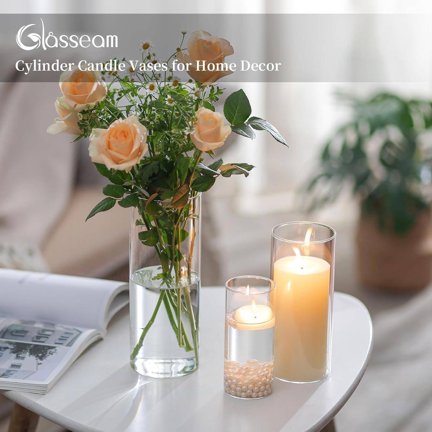 Eine Vase mit pfirsichfarbenen Rosen und Grünzeug, neben zwei brennenden Kerzen auf einem weißen Tisch. Text lautet: 
