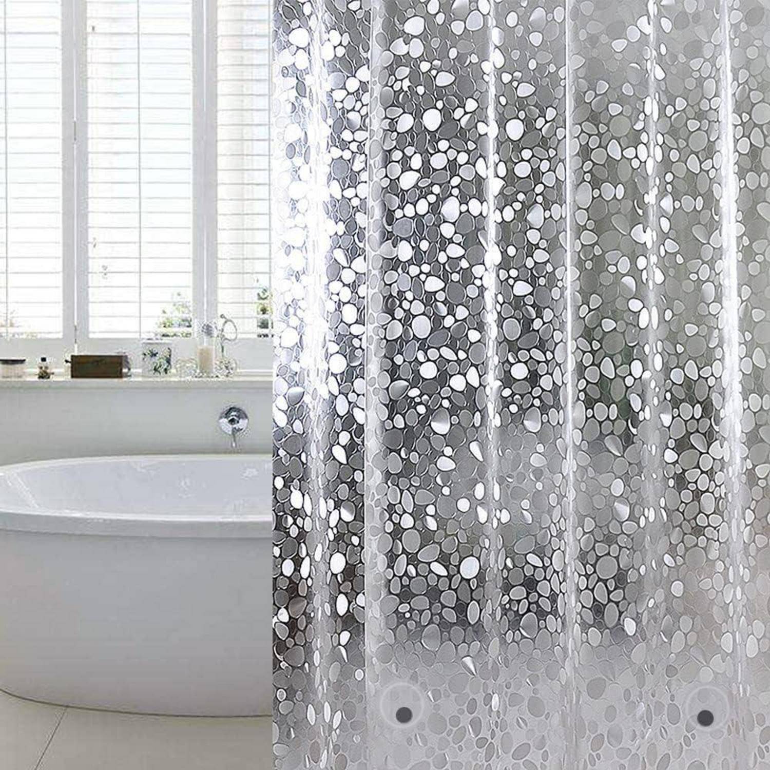 Ein weißes Badezimmer mit einer freistehenden Badewanne und einem transluzenten Duschvorhang mit Kieselsteinmuster, der das Licht diffus durchlässt.