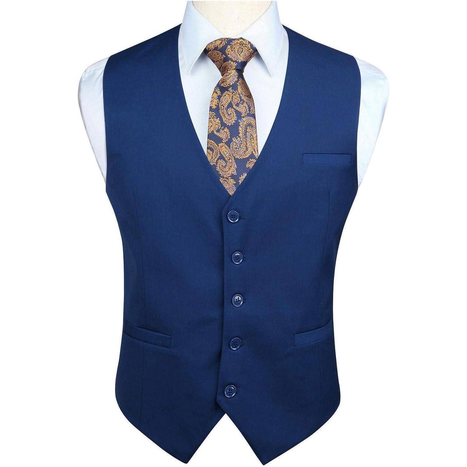 Eine blaue Weste mit einem weißen Hemd und einer paisleymusterierten Krawatte, die auf einem Mannequin-Torso präsentiert wird.