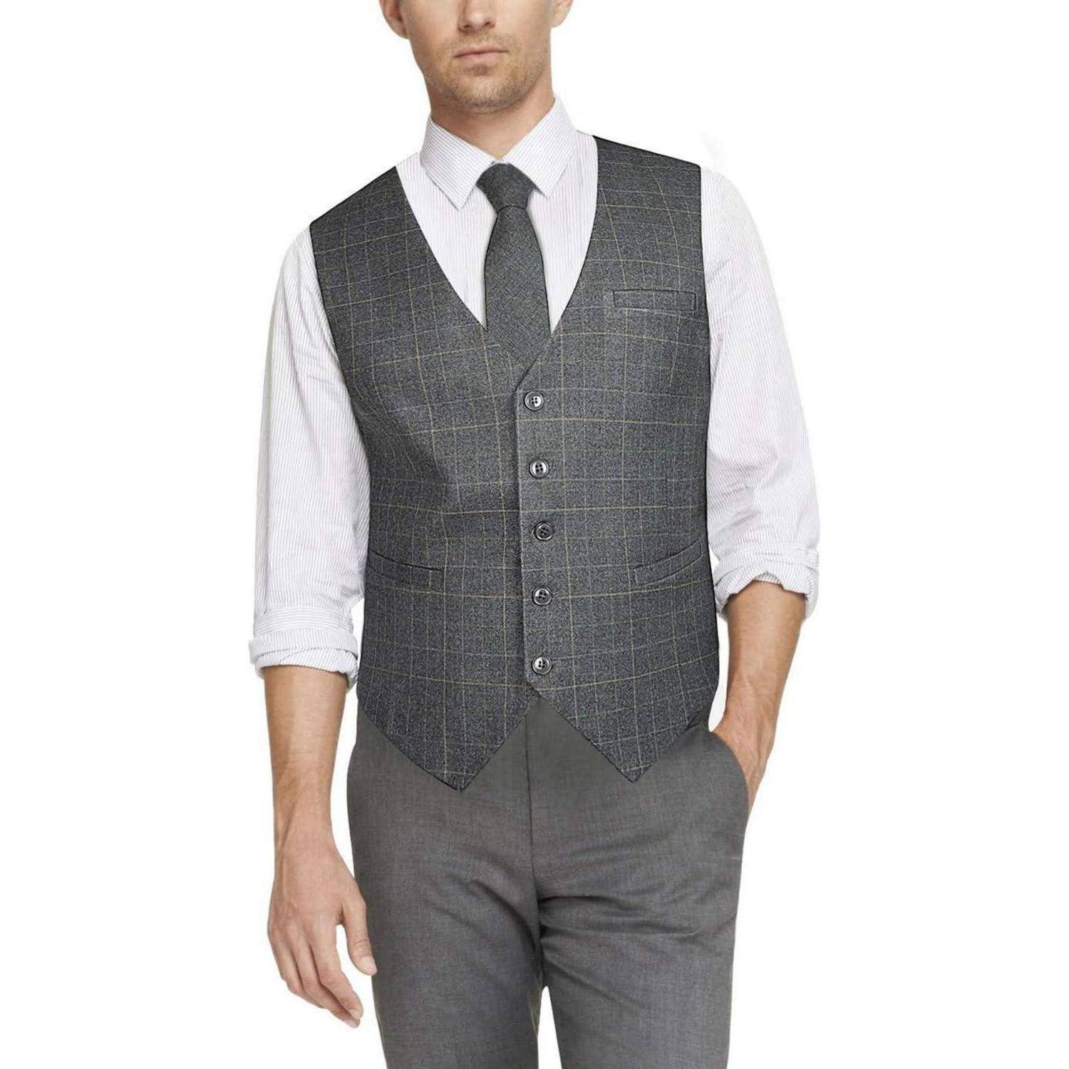 Ein Mann, der eine formelle graue Karo-Weste über einem weißen Hemd mit einer passenden Krawatte trägt und mit in den Taschen vergraben dastehend einen intelligenten, professionellen Look zur Schau stellt.