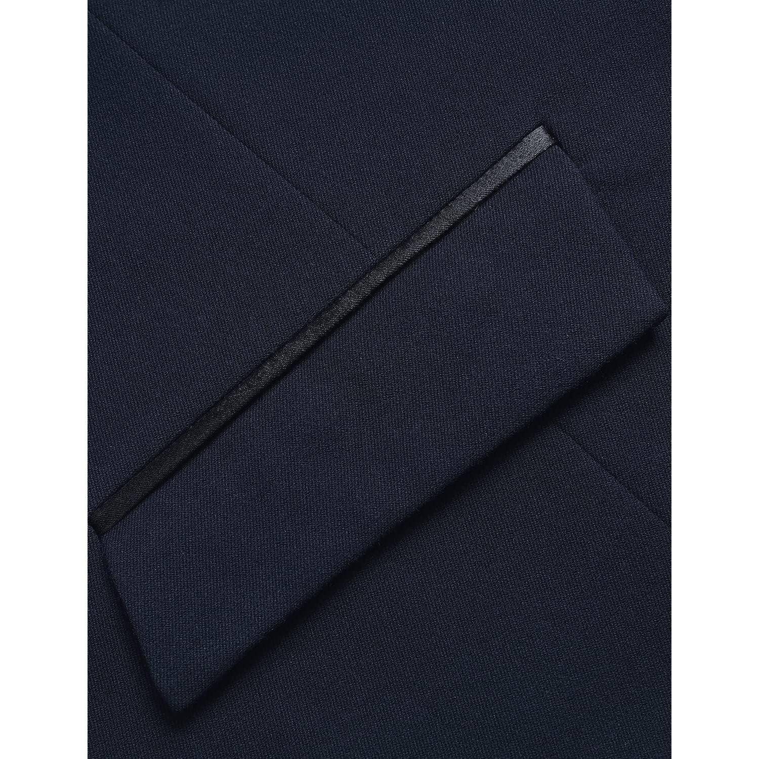 Eine Nahaufnahme dunklen Stoffes mit einem rechteckigen Flicken, die Textur und Stickdetails hervorhebt, wahrscheinlich von einem Kleidungsstück oder Accessoire.
