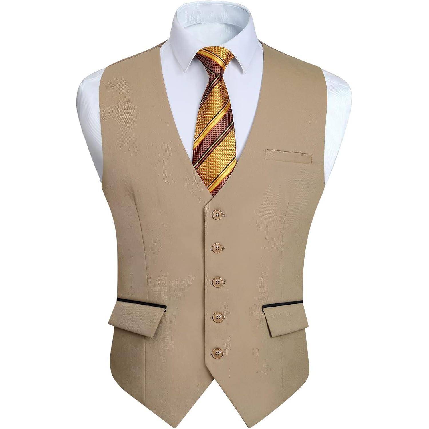 Eine beige Weste über einem weißen Hemd, kombiniert mit einer gelb-schwarzen karierten Krawatte.