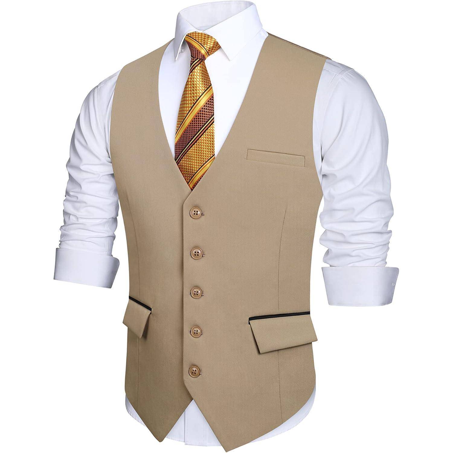 Beige Weste mit Knöpfen über weißem Hemd mit hochgerollten Ärmeln, kombiniert mit einer gelben Karohalsbinde.