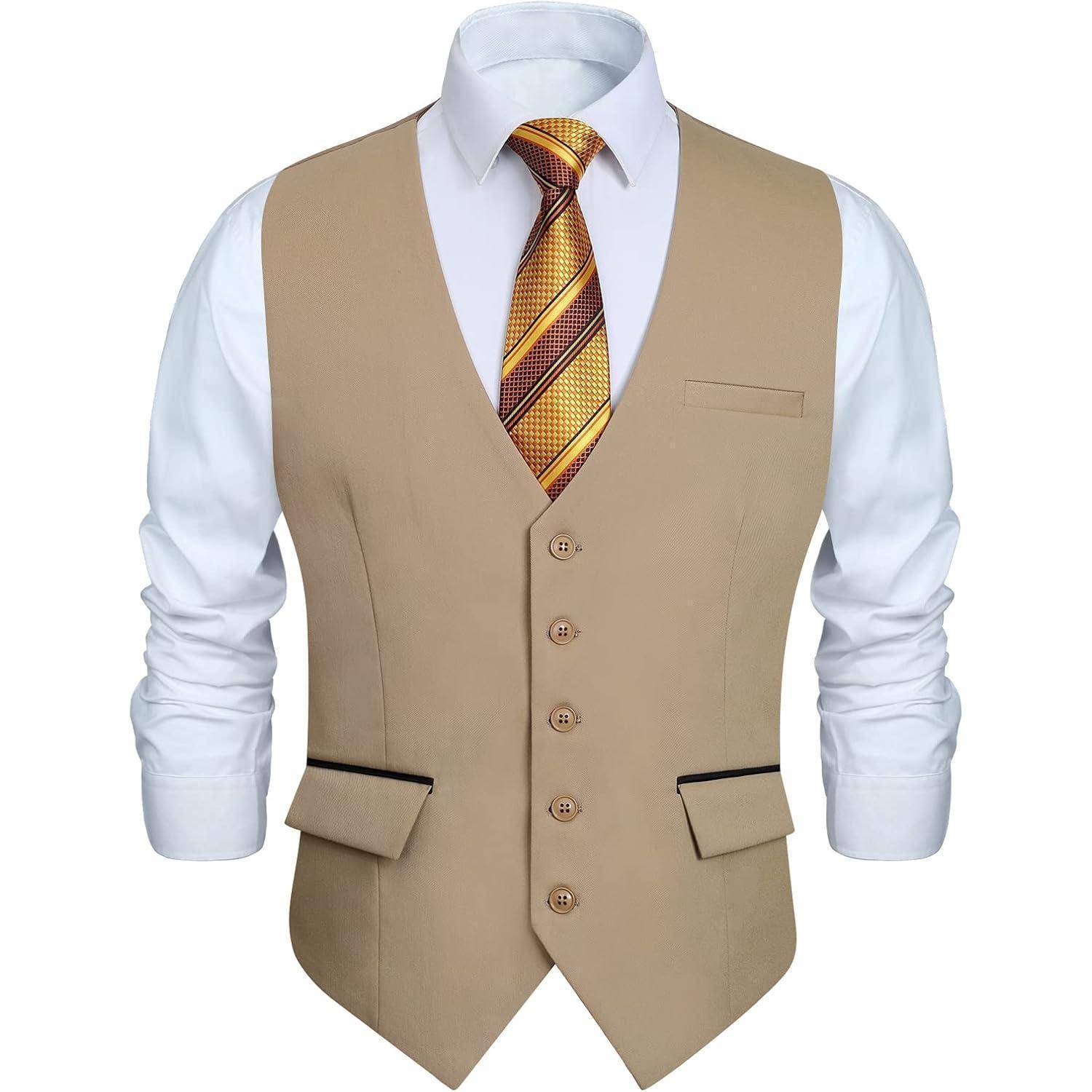 Eine beige Weste mit fünf Knöpfen und schwarzen Taschenakzenten wird über einem weißen Hemd getragen und mit einer gelb-braunen karierten Krawatte kombiniert.