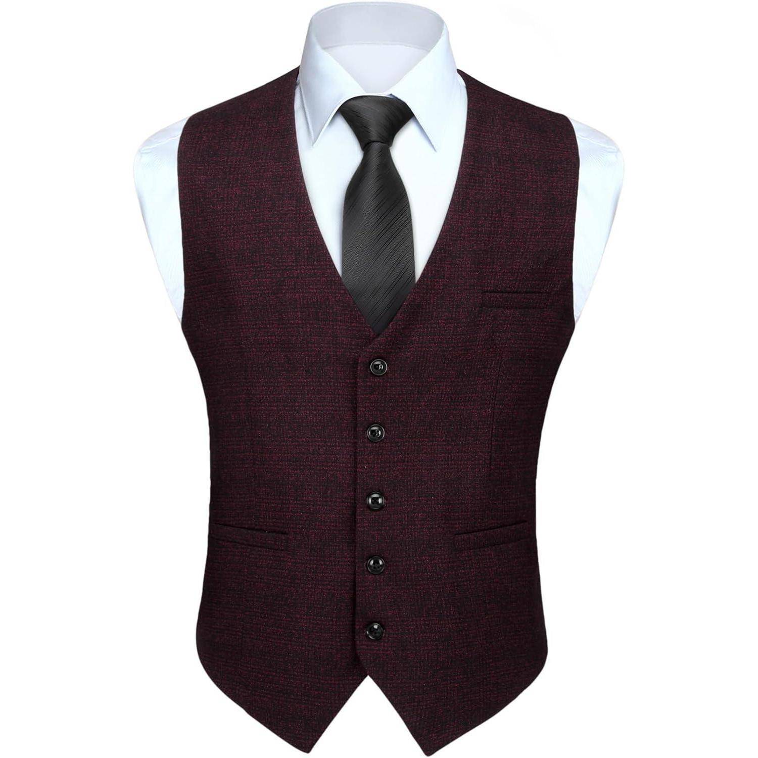 Eine bordeauxrote Weste über einem weißen Hemd mit einer schwarzen Krawatte. Die Weste ist zugeknöpft und zeigt einen formellen Businesslook.