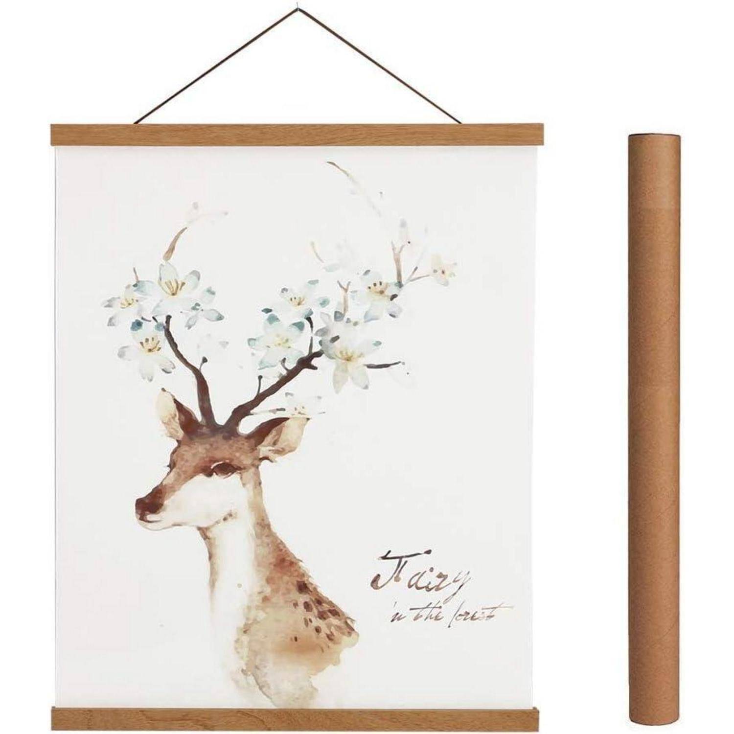 Hirsch mit Geweih, das blühenden Ästen ähnelt; Text lautet ‚Fee im Wald.' Kunstwerk hängt an Holz mit einer Rolle zur Aufbewahrung.