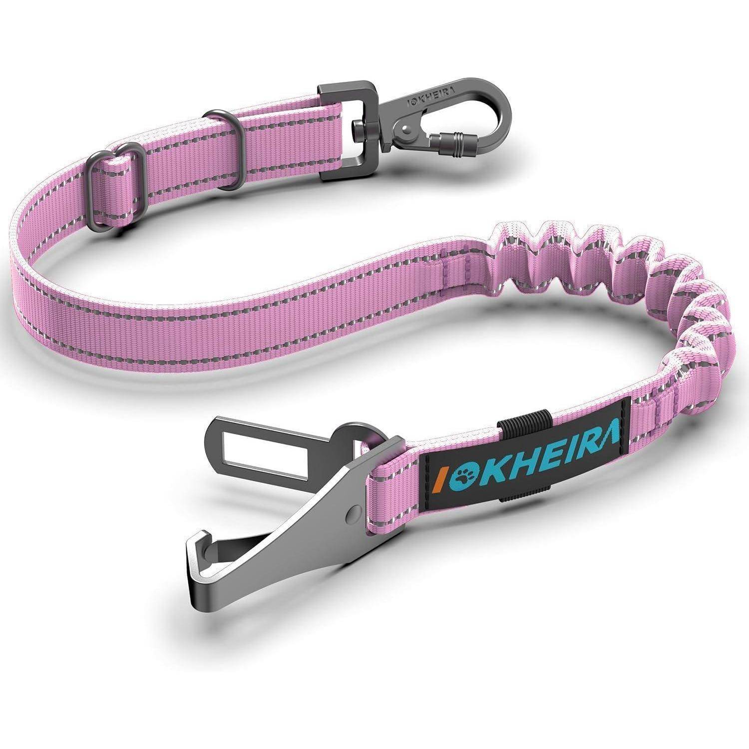 Eine rosa Bungee-Hundeleine mit einer Metallklemme und einem schwarzen Karabinerhaken. Die Marke 'OKHEIRA' ist auf einem schwarzen Etikett gedruckt.