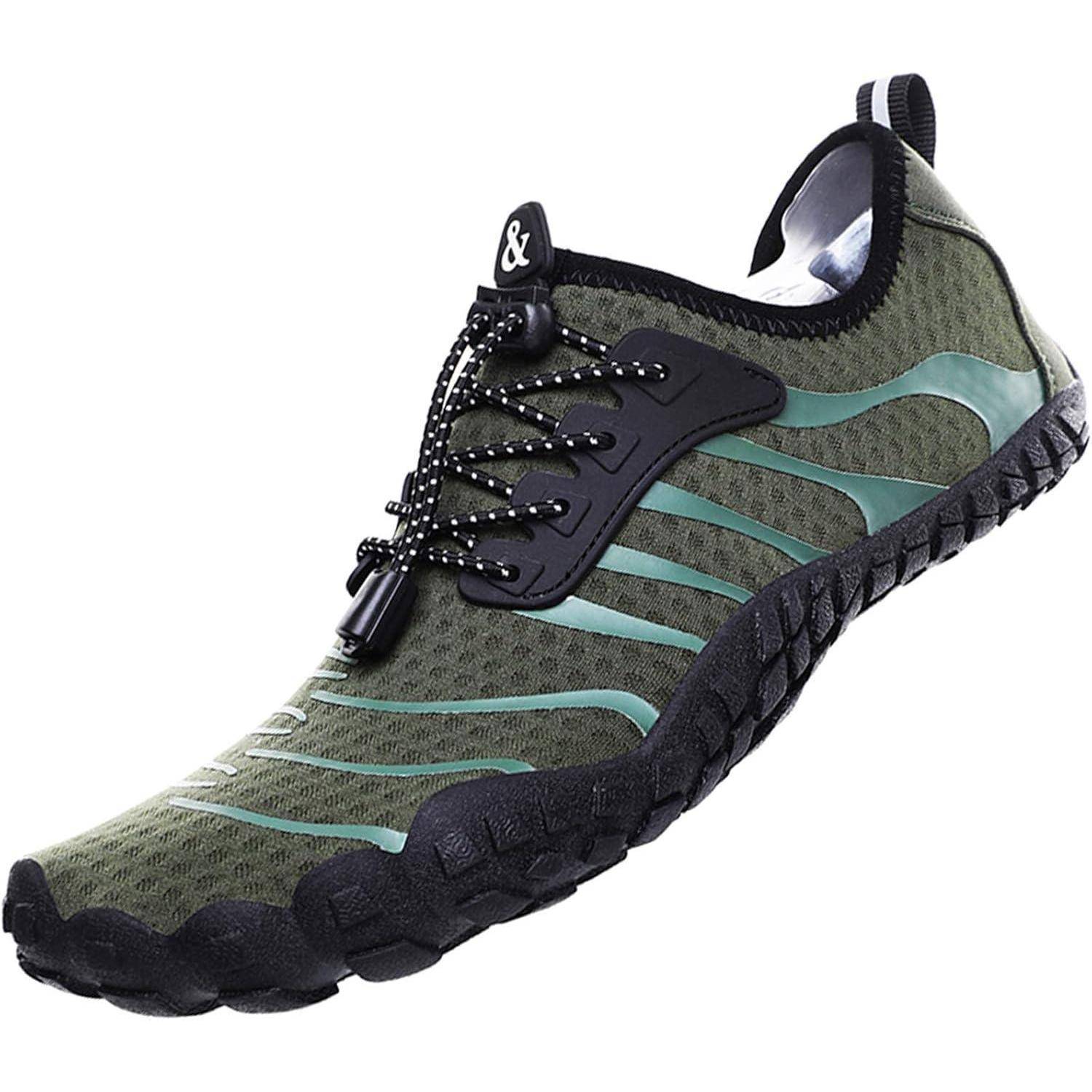 Ein grüner und schwarzer Outdoor-Sportschuh mit einer strukturierten Sohle, entwickelt für Griffigkeit und Flexibilität, ausgestattet mit verstellbaren Schnürsenkeln und atmungsaktivem Material.