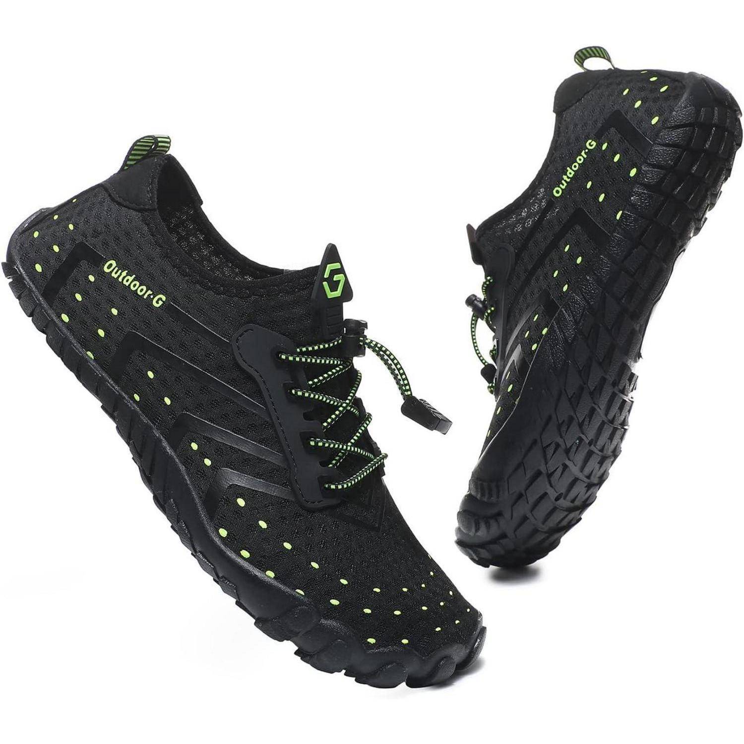 Schwarze Outdoor-Schuhe mit grünen Akzenten, robuster Sohle und mit der Markenaufschrift 'Outdoor' an den Seiten, entwickelt für raues Gelände und aktive Nutzung.