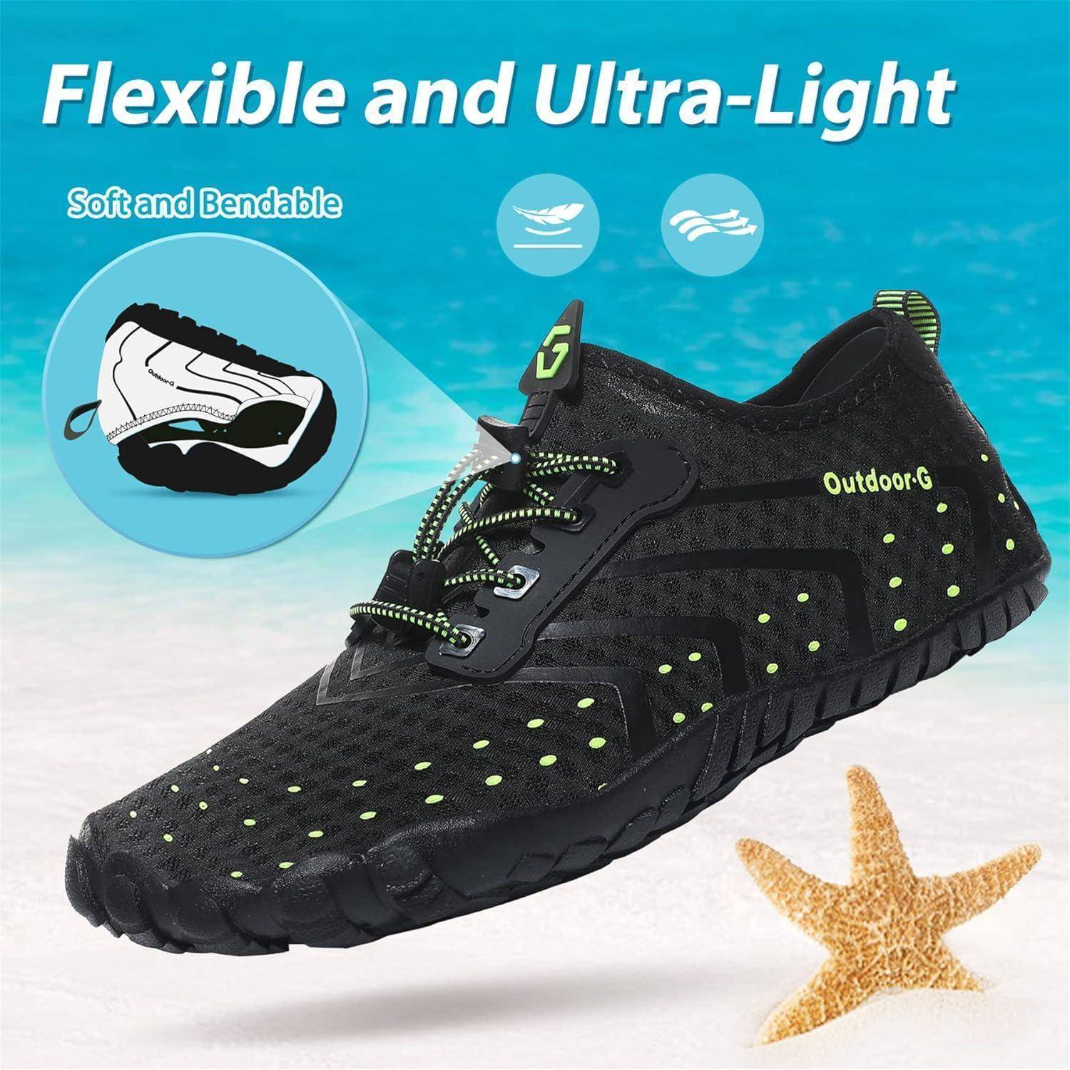 Schwarzer Outdoor-Schuh am sandigen Strand mit dem Text 'Flexibel und ultraleicht.' Seestern in der Nähe. Eingesetzte Abbildung zeigt die Flexibilität des Schuhs.