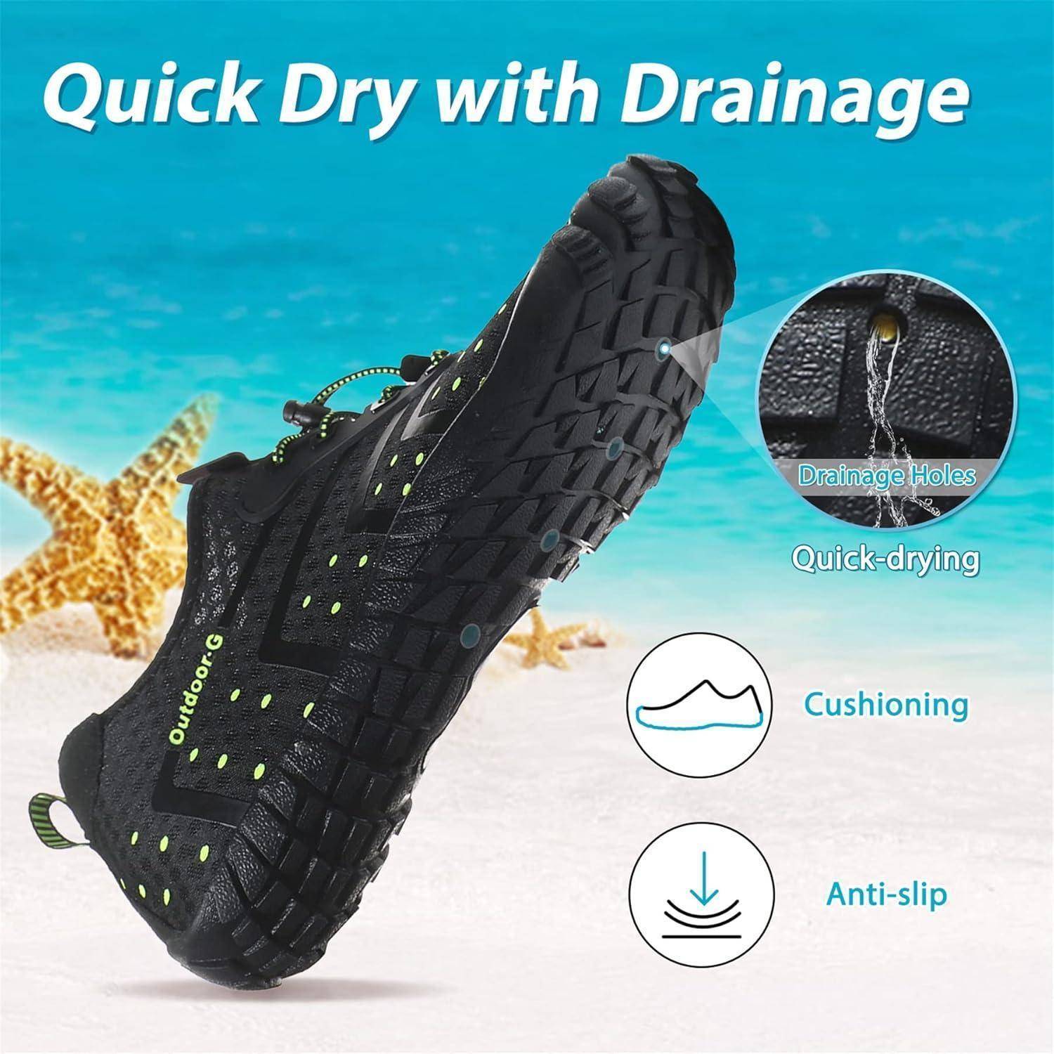 Strand-Hintergrund mit einem Wasserschuh im Vordergrund. Text hebt Merkmale hervor: 'Schnelltrocknend mit Drainage', 'Dämpfung', 'Rutschfest'.