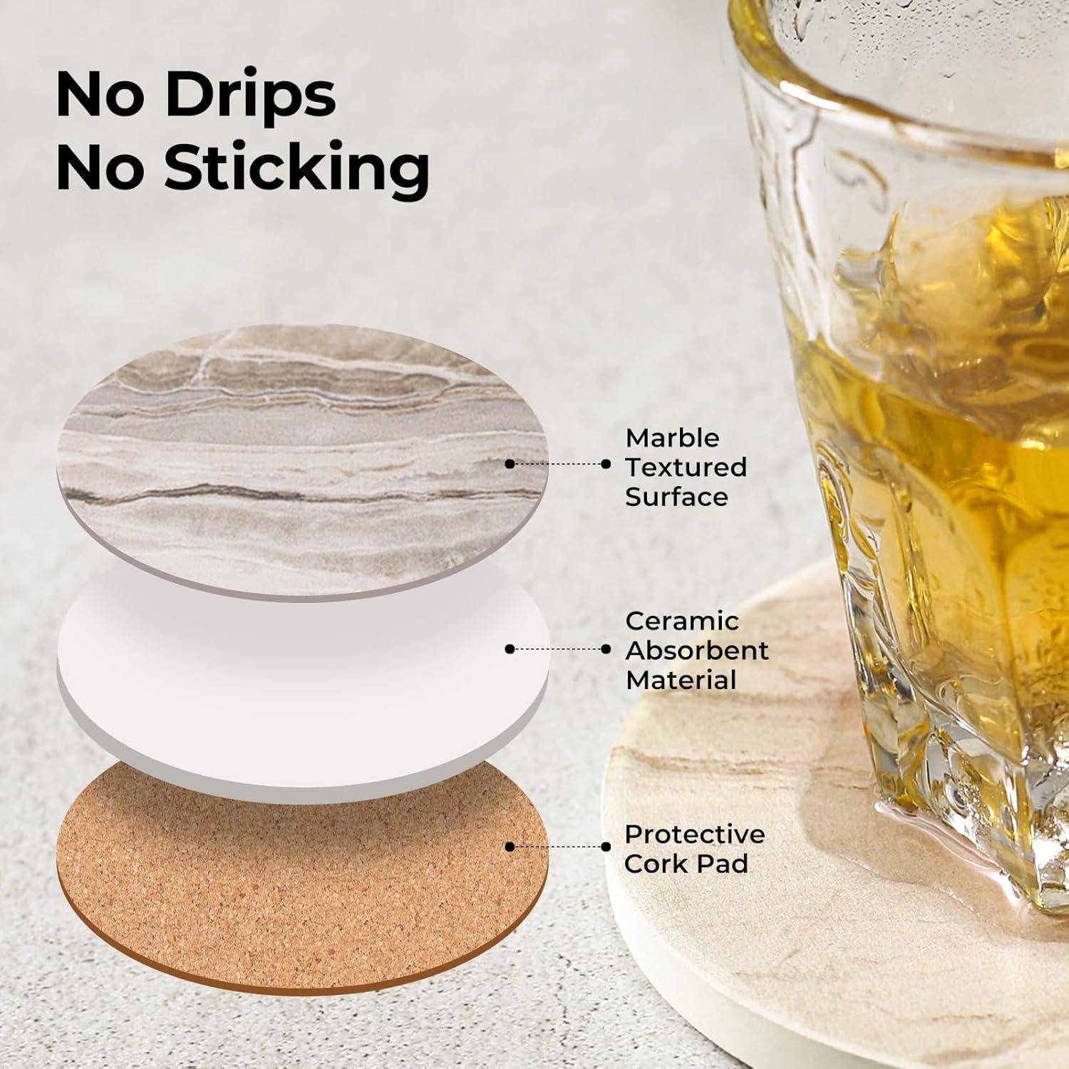Ein klares Glas mit einem Getränk auf einem Untersetzer. Diagramm zeigt drei Untersetzerschichten: marmorierte Oberfläche, keramisches Absorbermaterial, schützende Korkunterlage. Text lautet: 