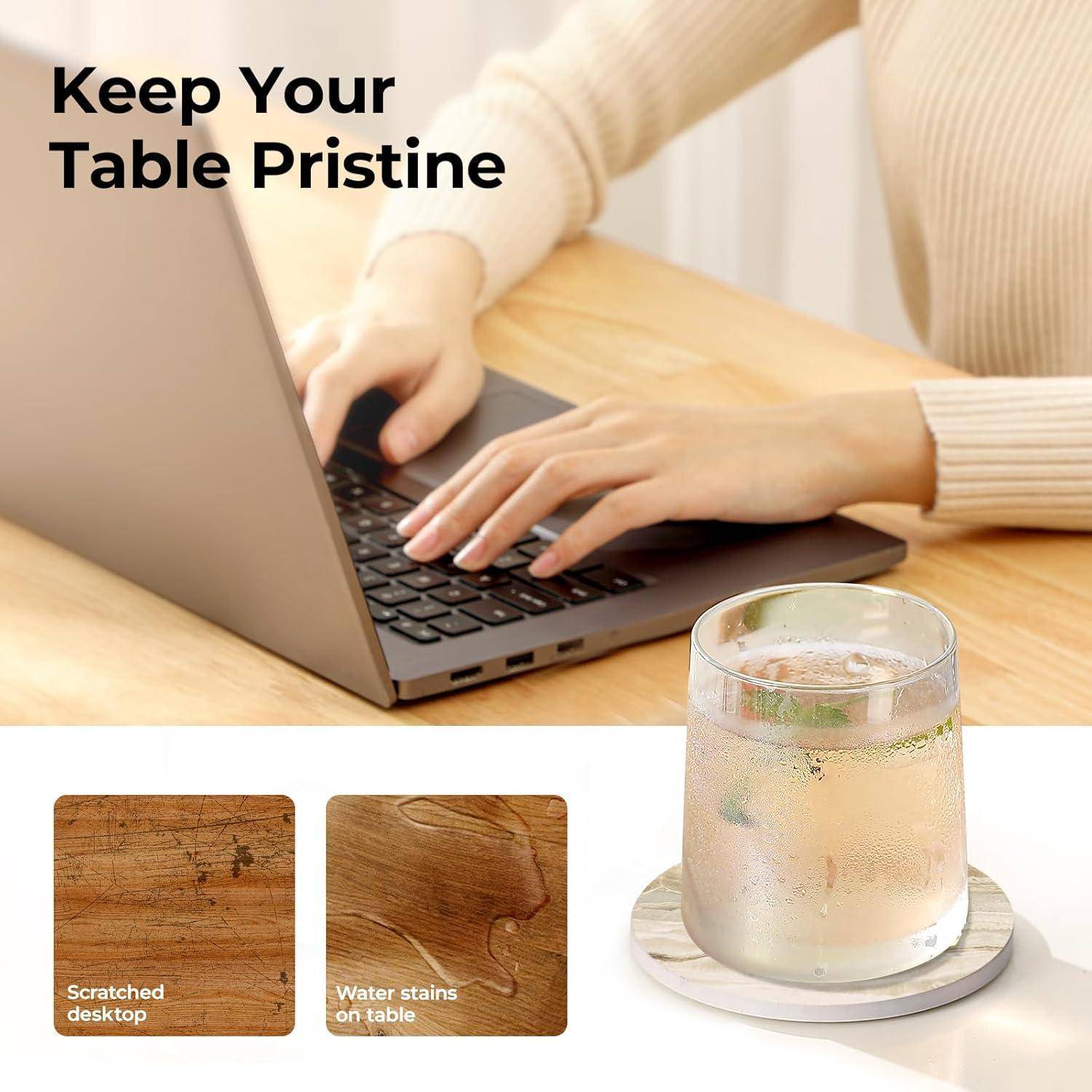 Eine Person, die an einem Laptop neben einem Glas auf einem Untersetzer arbeitet. Text lautet: 