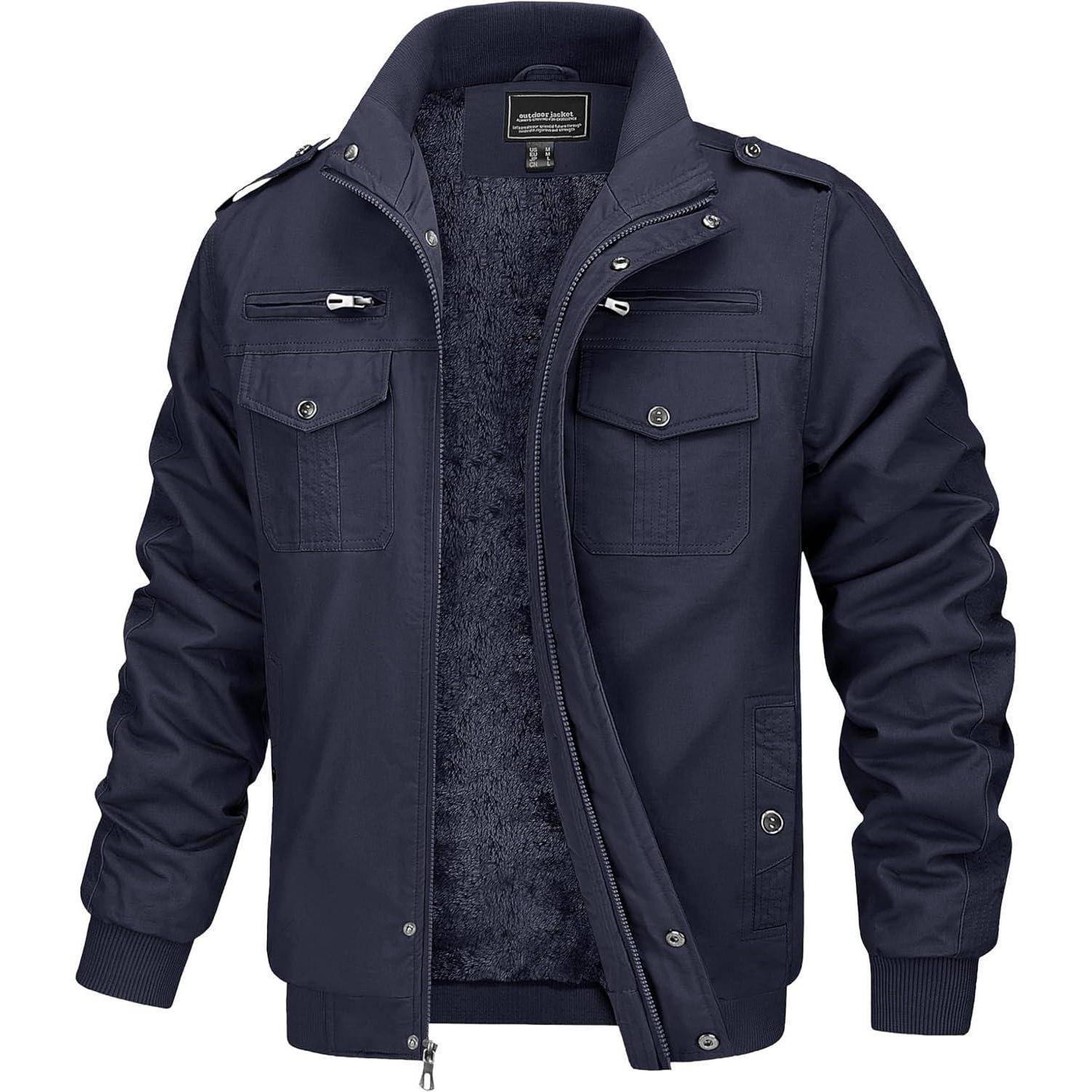 Eine marineblaue Herrenjacke mit mehreren Taschen und weicher Innenfütterung, offen präsentiert, um die Innentextur und Designdetails zu zeigen.