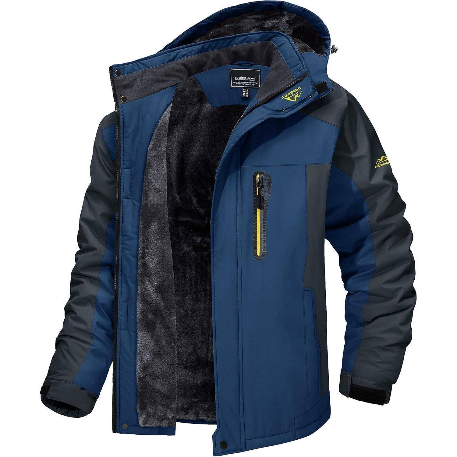 Eine blaue und graue Winterjacke mit weichem Innenfutter, durchgehendem Reißverschluss, Kapuze und mehreren Taschen, einschließlich einer Brusttasche mit gelbem Reißverschluss.