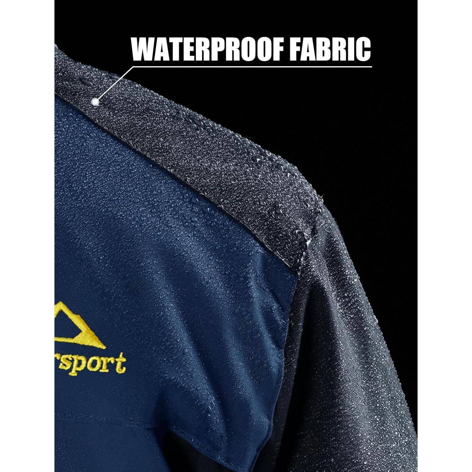 Nahaufnahme eines wasserdichten Stoffs an einer Jacke mit Tropfentextur, die Wasserabweisendheit hervorhebt; Text lautet 'WASSERDICHTER STOFF'.
