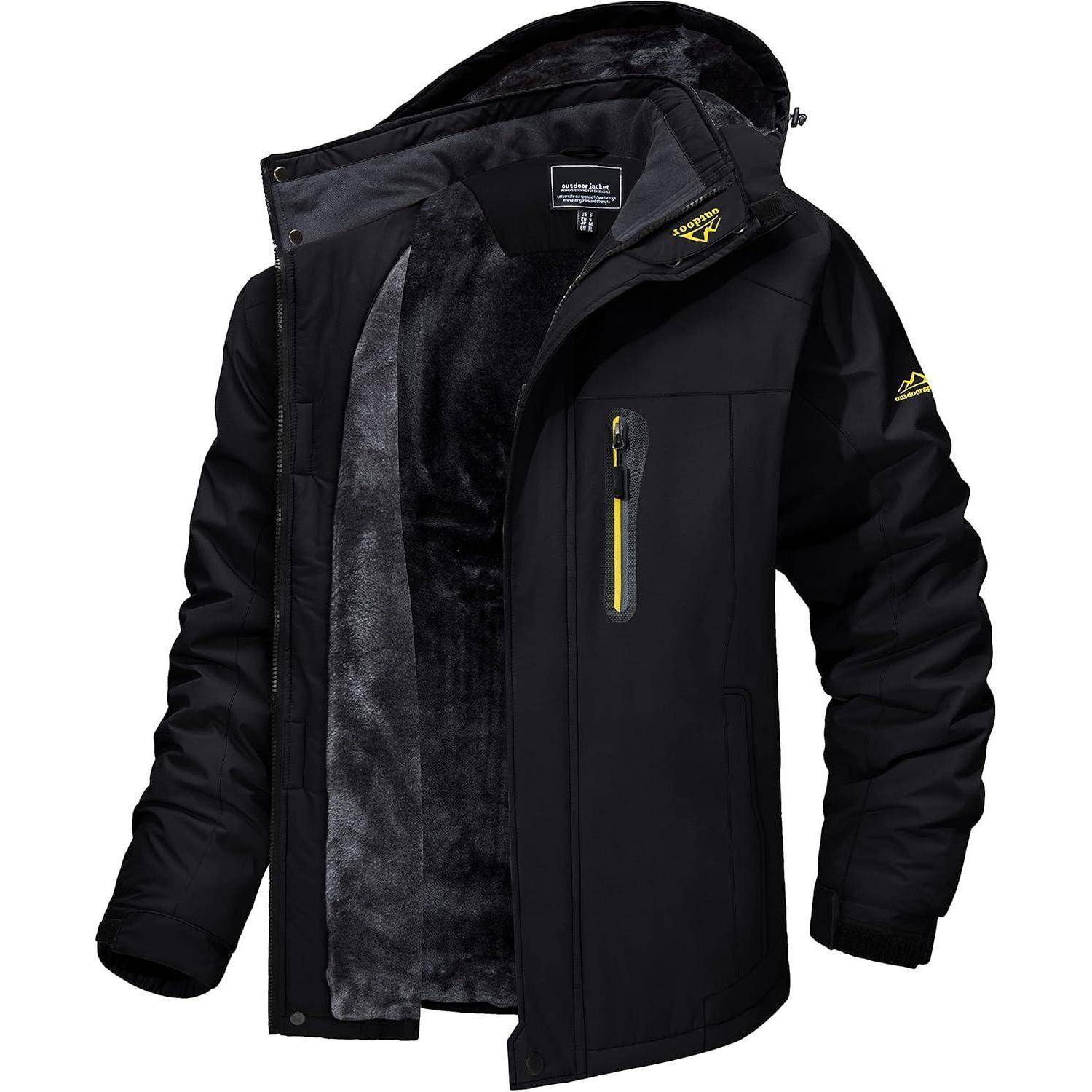 Eine schwarze Winterjacke mit Kapuze, geöffnet, um eine graue, plüschige Innenfütterung und eine Brusttasche mit Reißverschluss zu zeigen.