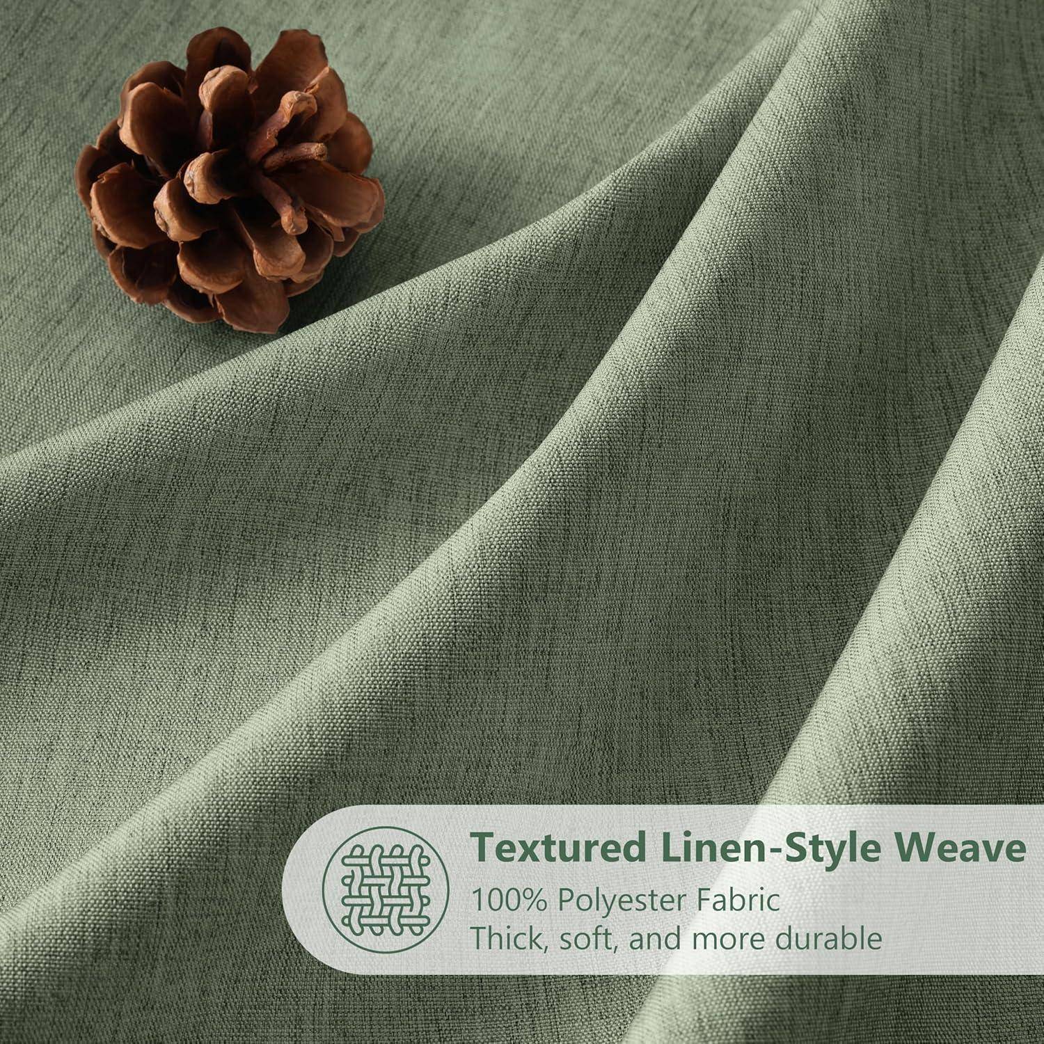 Eine Tannenzapfen liegt auf grünem, leinen-texturiertem Stoff. Ein Etikett liest: „Texturierte Leinenoptik-Webart: 100% Polyester-Stoff, dick, weich und haltbar.
