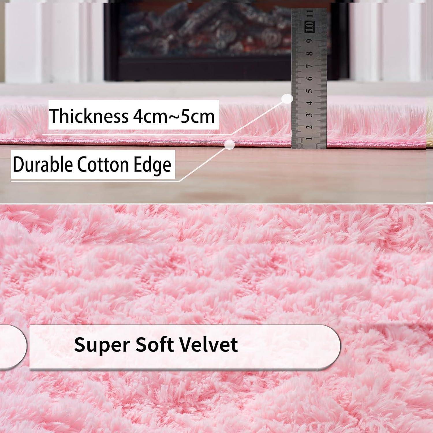 Eine Nahaufnahme eines rosa Teppichs zeigt Details: 'Dicke 4cm~5cm', 'Strapazierfähiger Baumwollrand', und 'Super weicher Samt', die Merkmale hervorheben.