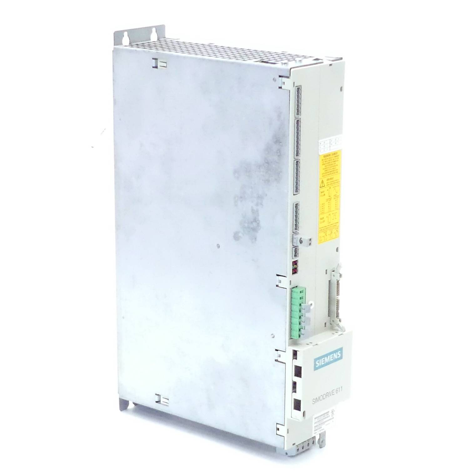 Ein vertikales, metallisches Siemens-Gerät mit Lüftungsschlitzen, Anschlüssen und einem Markenetikett, das für industrielle Anwendungen verwendet wird und auf einem weißen Hintergrund montiert ist.