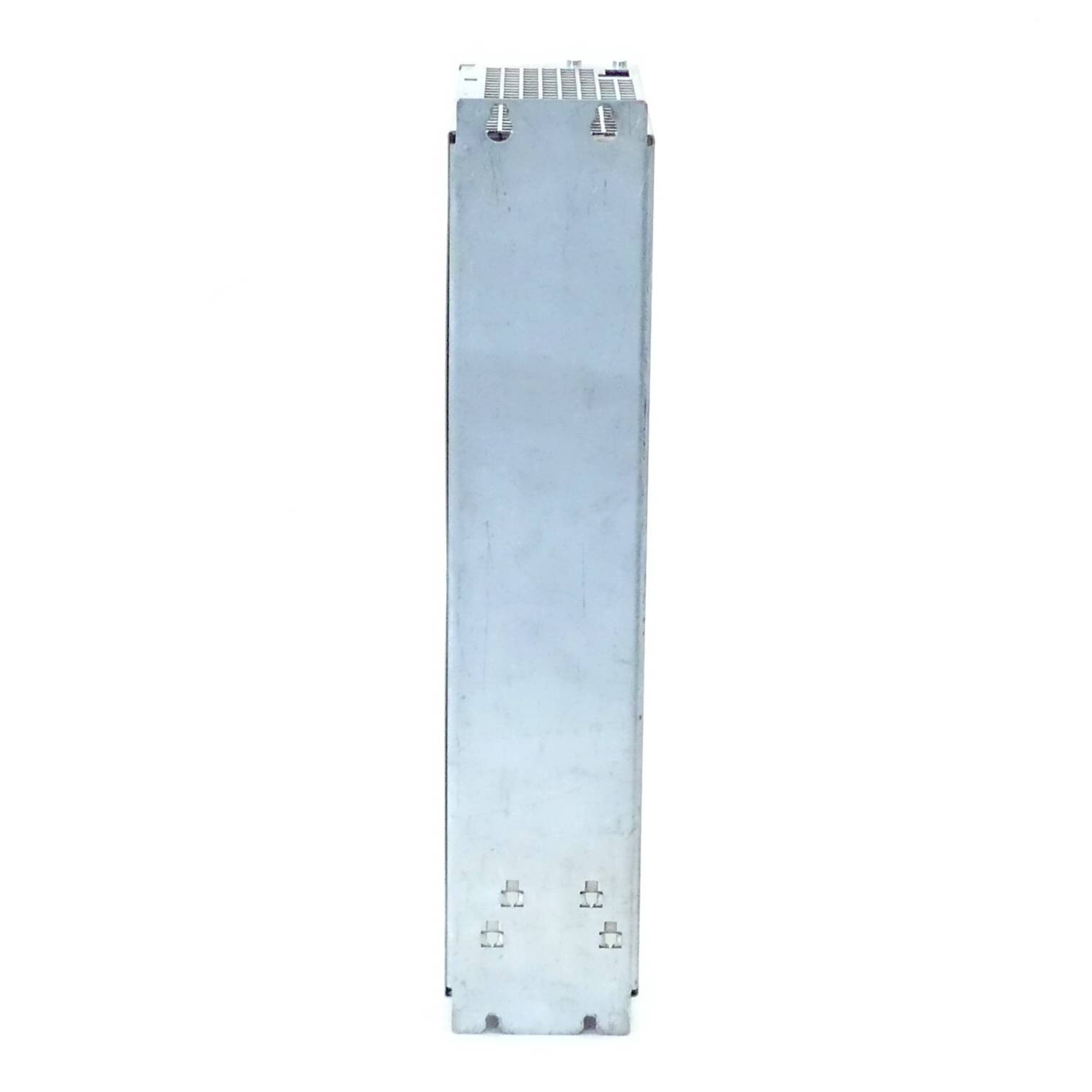 Silberne Metalleinfassung, von der Seite betrachtet, mit vertikaler, rechteckiger Form und Schrauben sowie Lüftungsdetails auf der Oberseite.