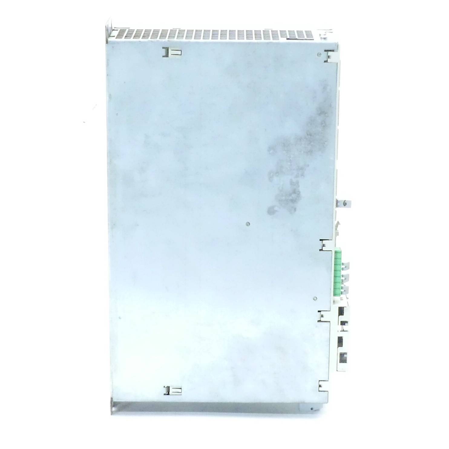 Ein metallisches elektronisches Gerät, das von der Seite betrachtet wird, mit Anschlüssen und Anschlüssen.