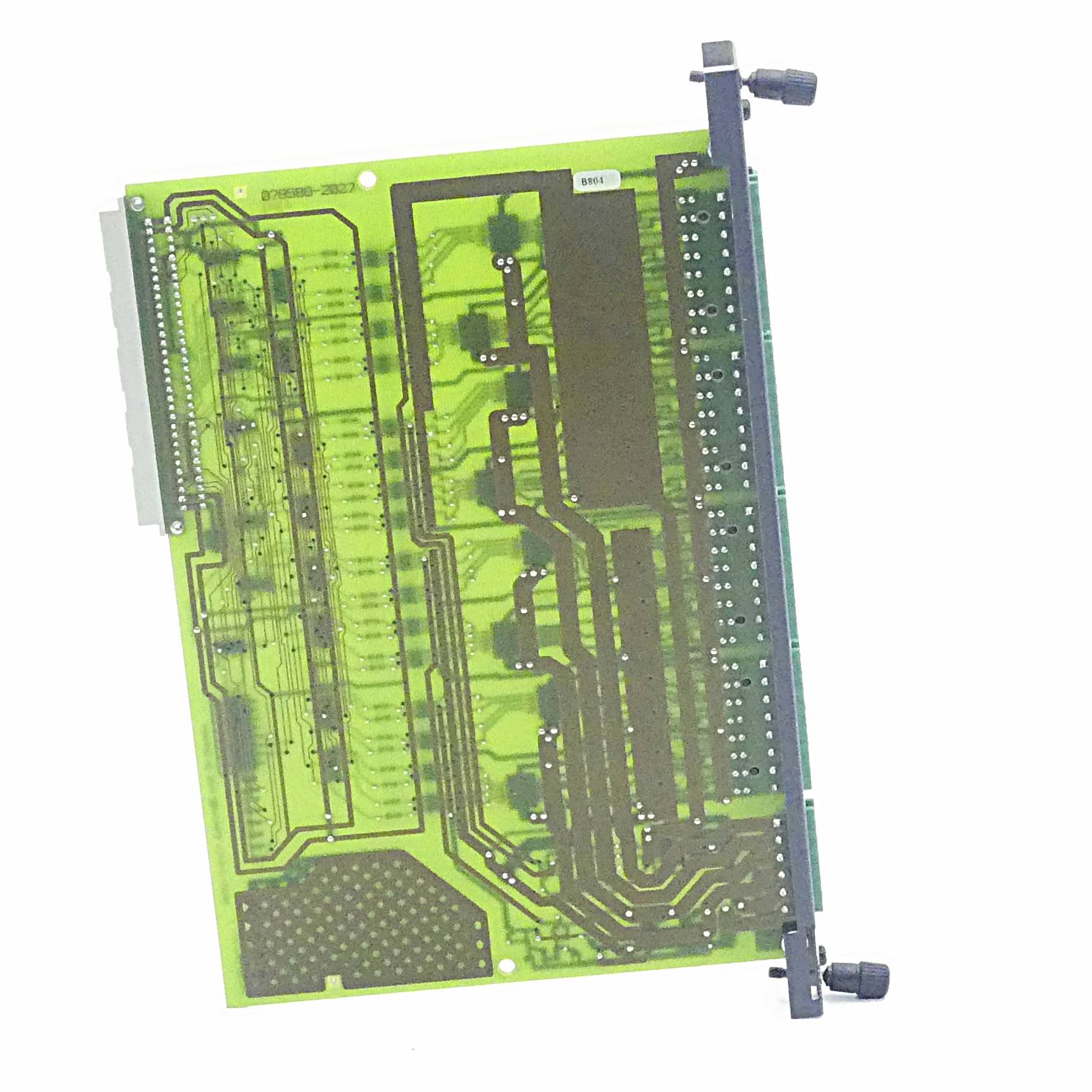 Eine grüne und schwarze Leiterplatte mit verschiedenen elektronischen Komponenten, einschließlich paralleler Leiterbahnen, Anschlüssen und Lötstellen, die in elektronischen Geräten verwendet wird.