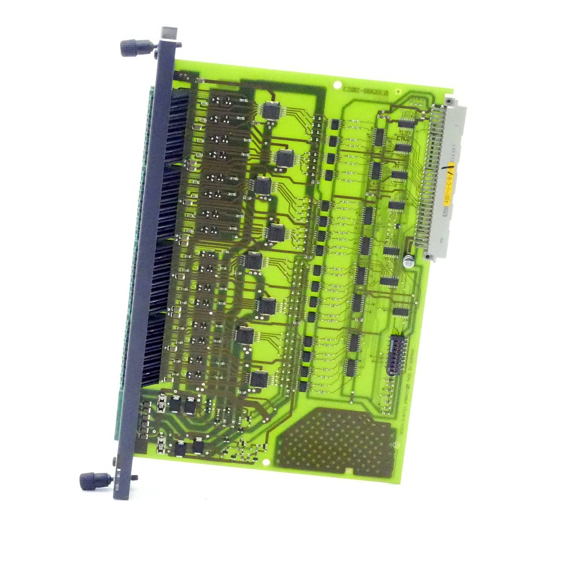 Eine grüne Leiterplatte mit mehreren elektronischen Komponenten und einer Anschlussleiste, die in elektronischen Geräten für verschiedene Funktionen verwendet wird.