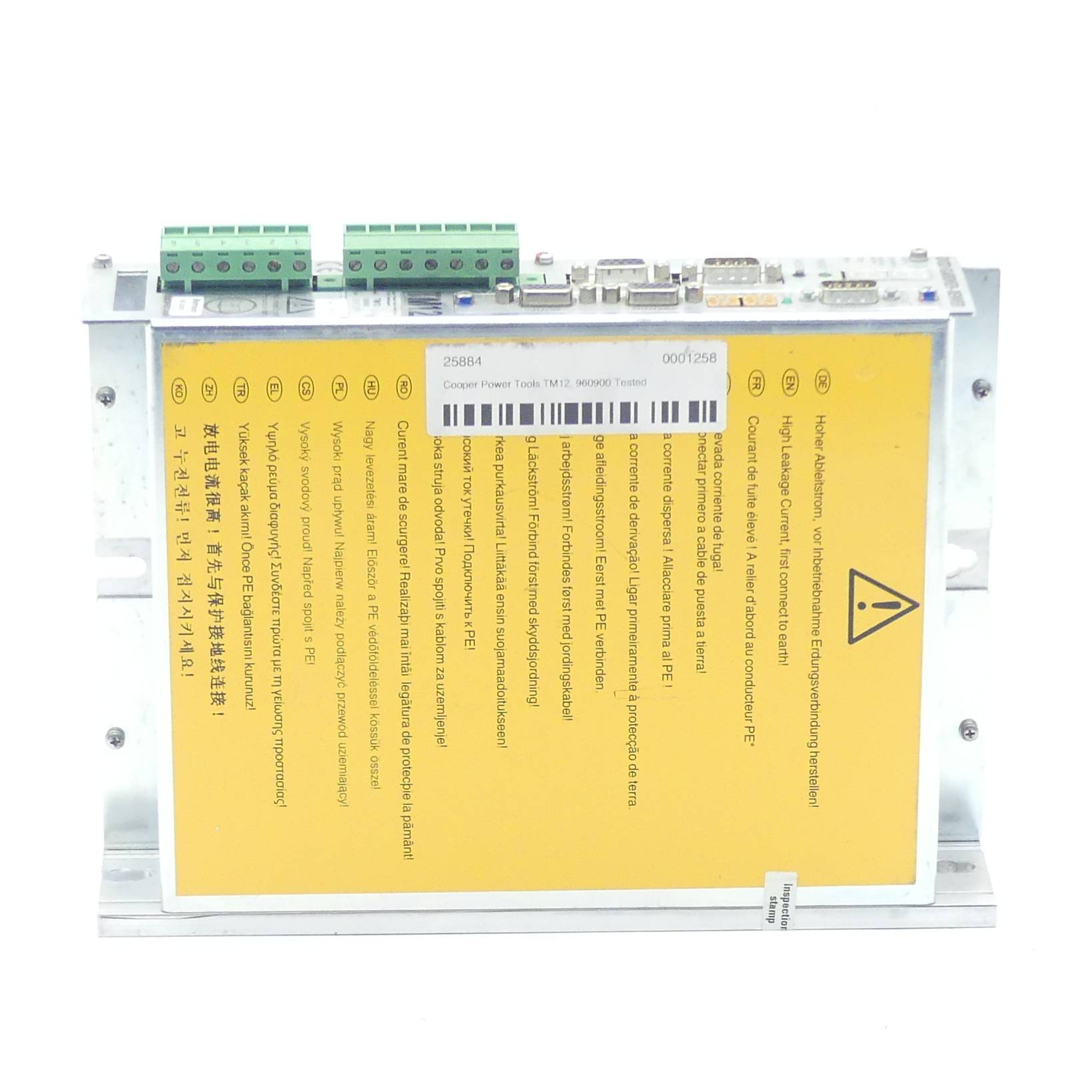 Yaskawa-Servomotor-Steuerungsbox mit Seriennummern und Warnhinweislabel auf gelbem Hintergrund. Enthält Anschlüsse und Steckverbinder auf der Oberseite.