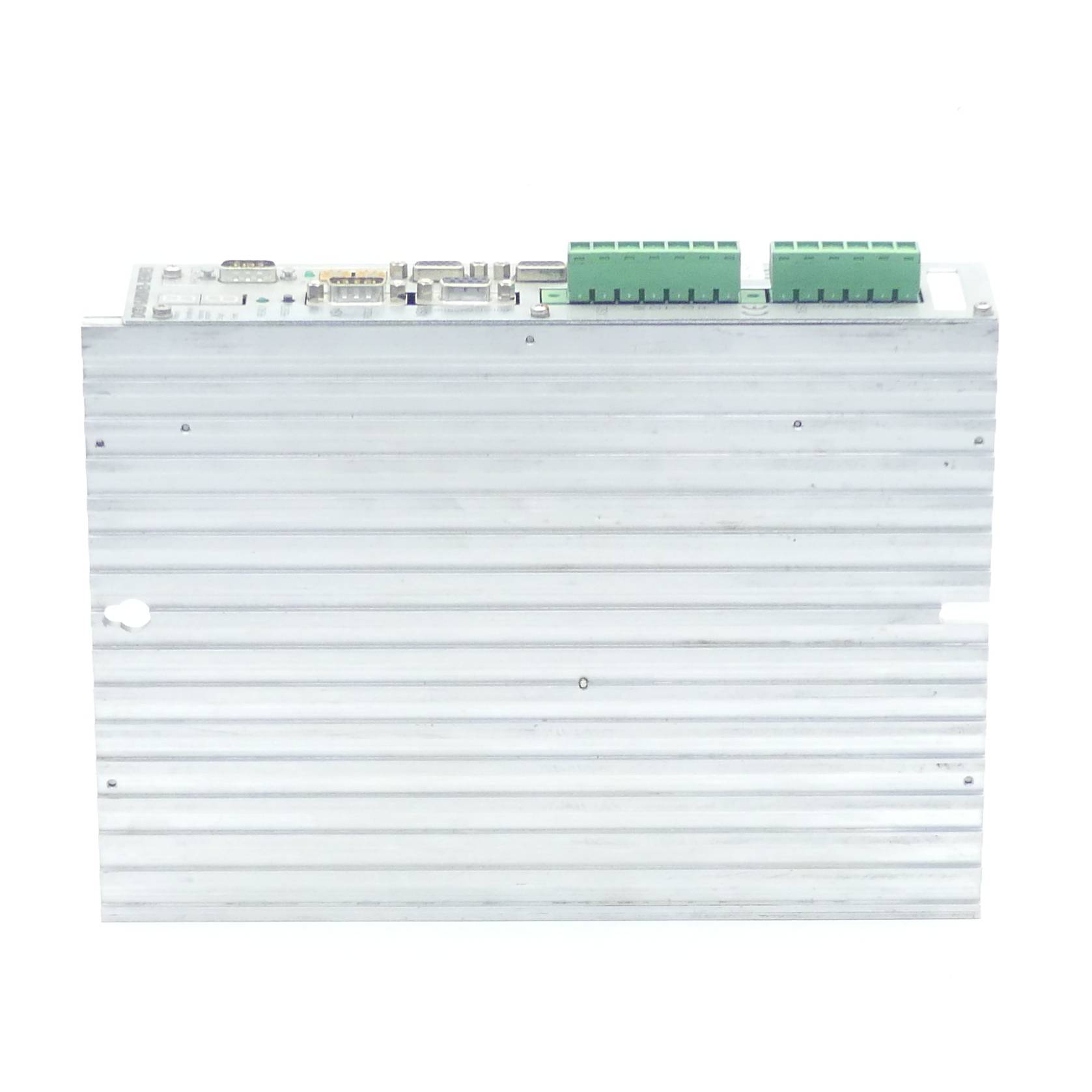 Silbernes elektronisches Gerät mit horizontaler gerippter Struktur und mehreren grünen Anschlussverbindern an der Oberseite.