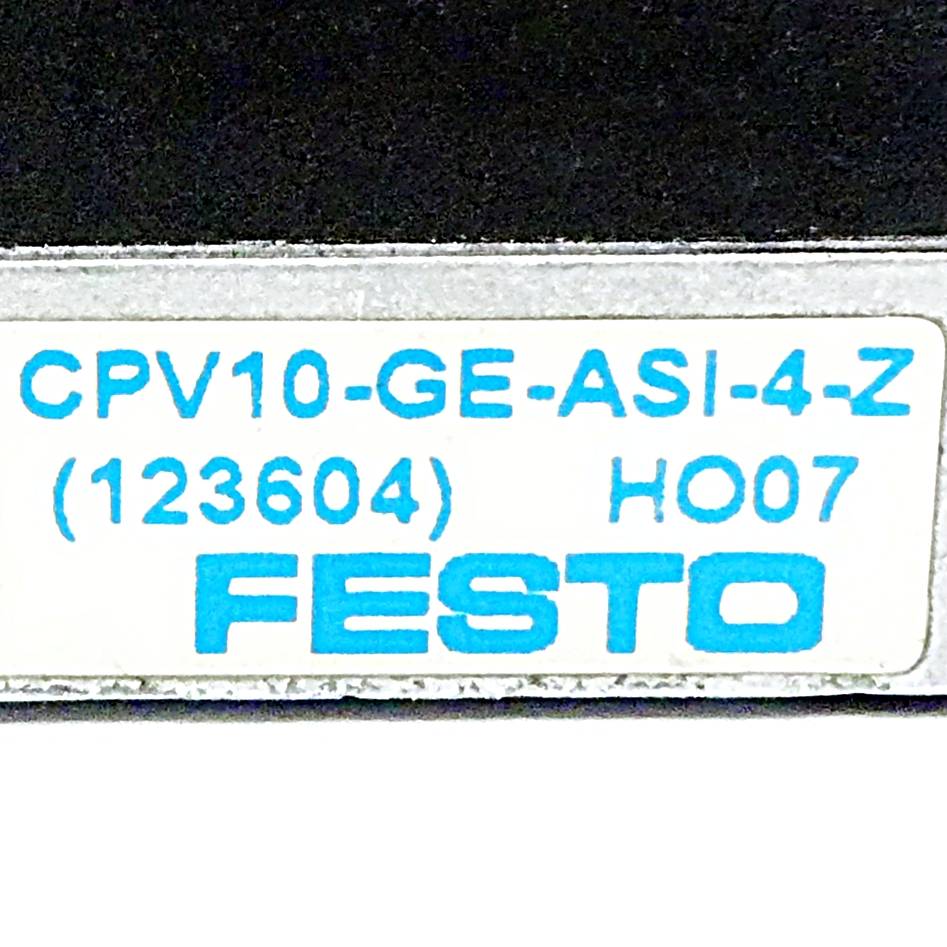Beschriftung auf einem Gerät lautet 'CPV10-GE-ASI-4-Z (12360) HO07 FESTO', die sein Modell und Hersteller anzeigt.