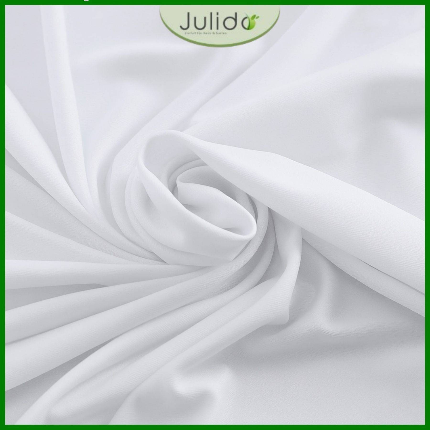 Julida' Logo oben auf einem Bild von glattem, weißem Stoff mit sanften Falten und weicher Textur.