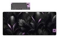 Set mit Tastatur und Mauspad mit schwarzem Hintergrund und lila Blumendesign.